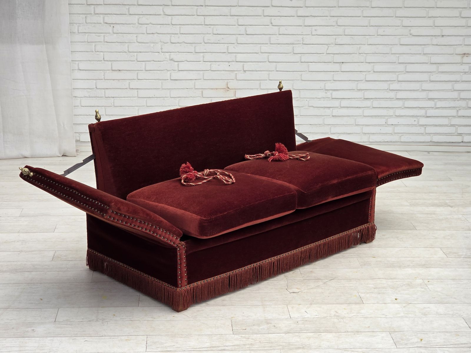 photo furniture Deens 2-zits "Spanish" sofa met neerklapbare armleuningen, jaren 1970, bekleed met meubelvelours.