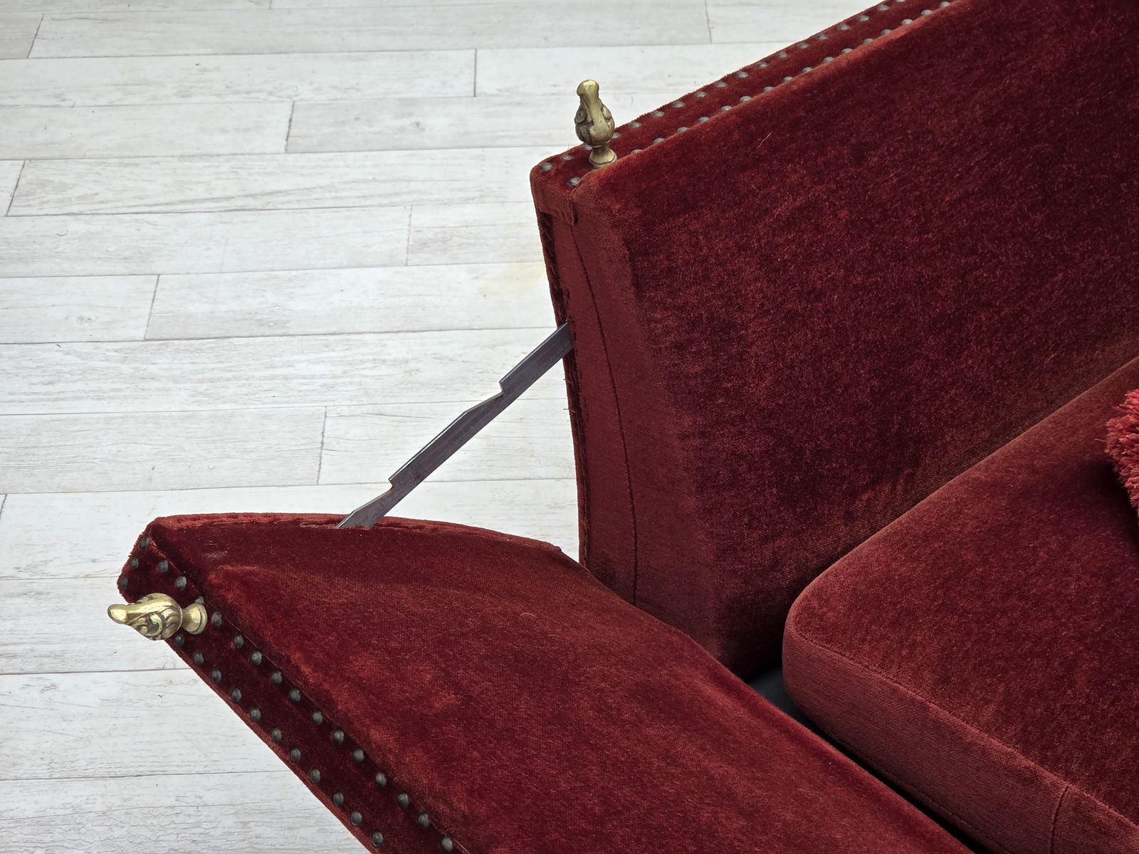 photo for sale Deens 2-zits "Spanish" sofa met neerklapbare armleuningen, jaren 1970, bekleed met meubelvelours.