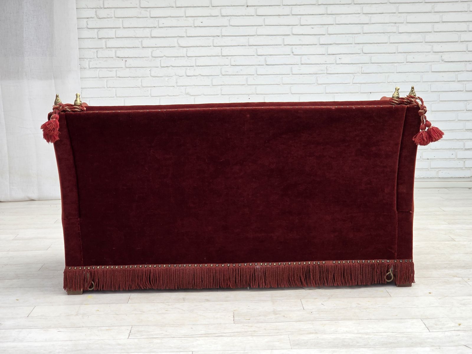 photo vinterior Deens 2-zits "Spanish" sofa met neerklapbare armleuningen, jaren 1970, bekleed met meubelvelours.
