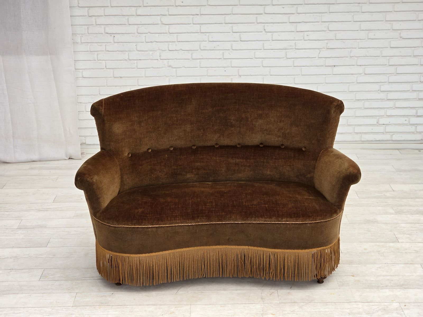 Ca. jaren 1960, Deense 2-zitsbank, groen meubelvelours. photo furniture