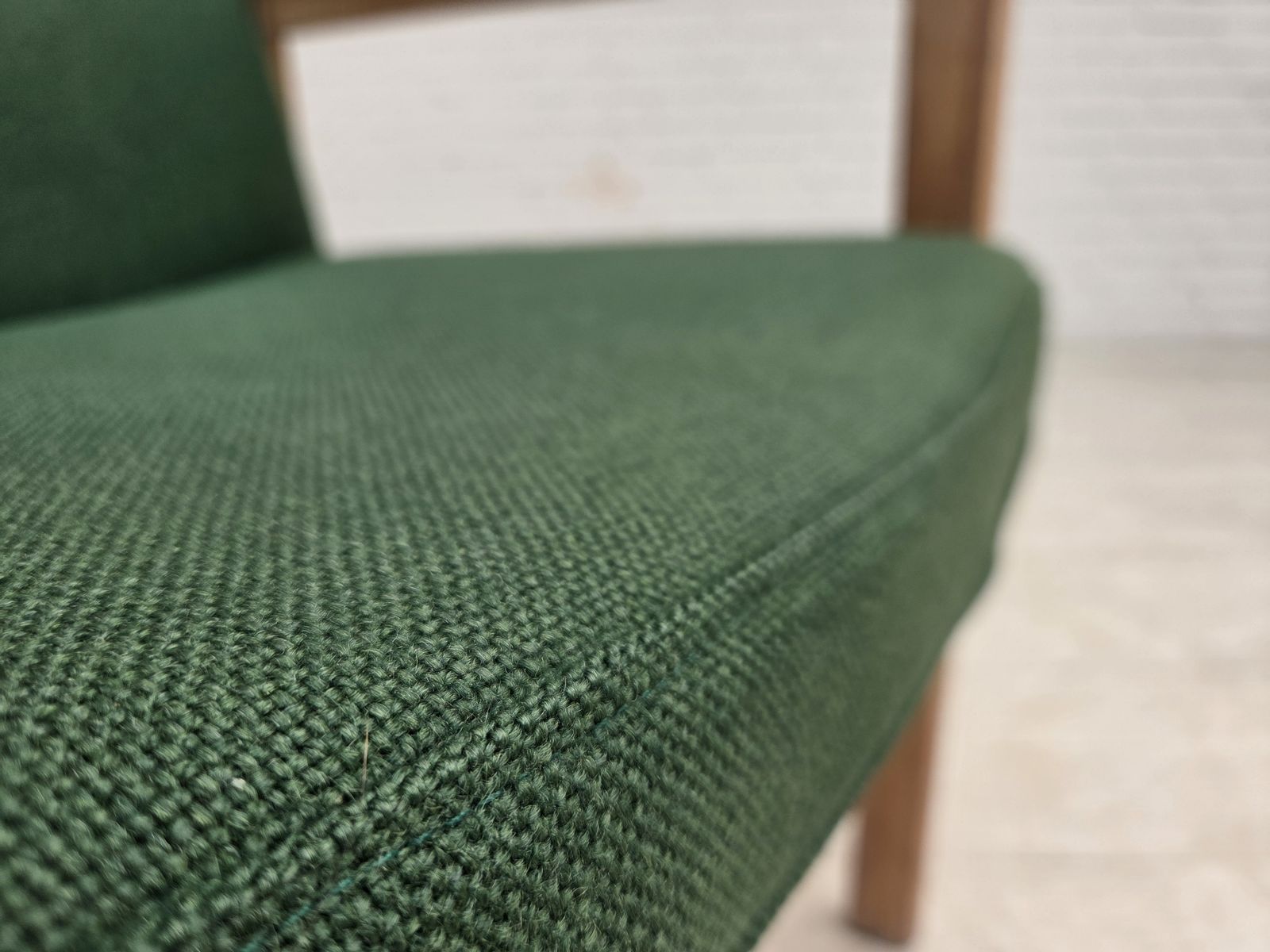 Ca. jaren 1980, Deense fauteuil van Høng Stole, groen meubelwol, eikenhout. photo 550.0