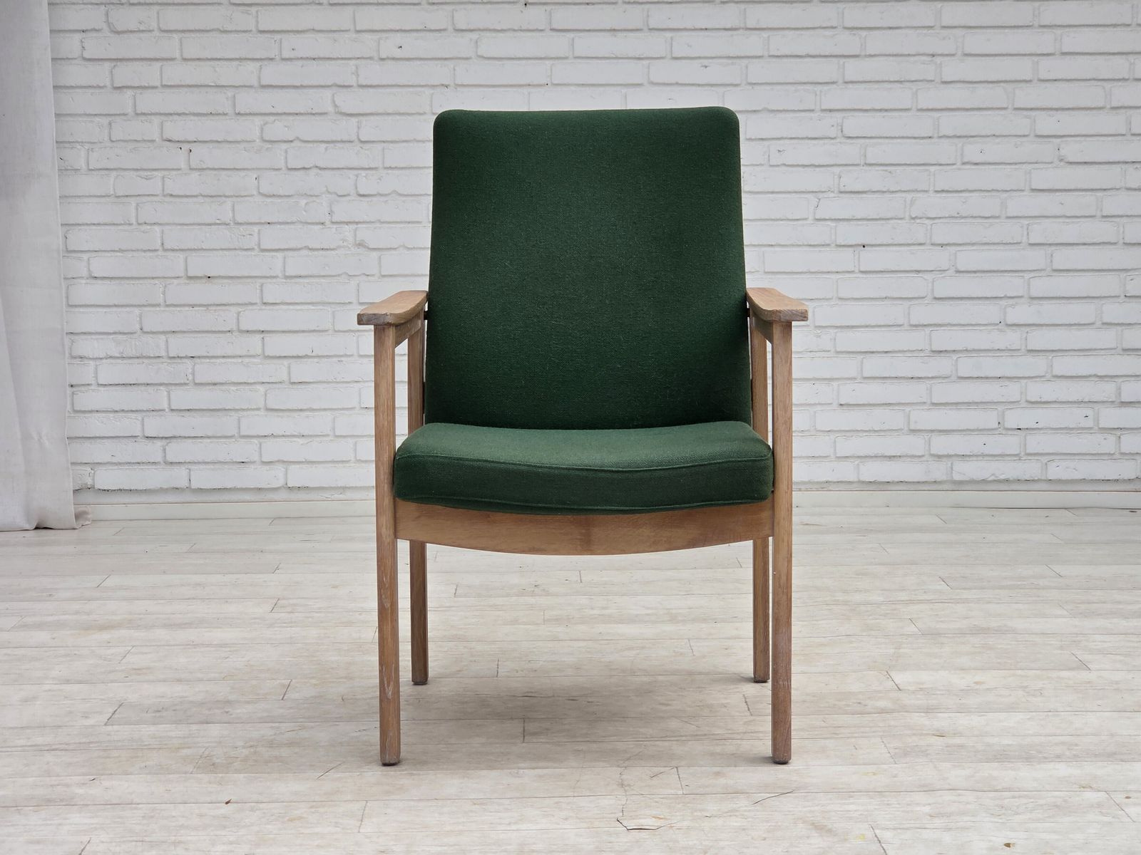 Ca. jaren 1980, Deense fauteuil van Høng Stole, groen meubelwol, eikenhout. photo vinterior