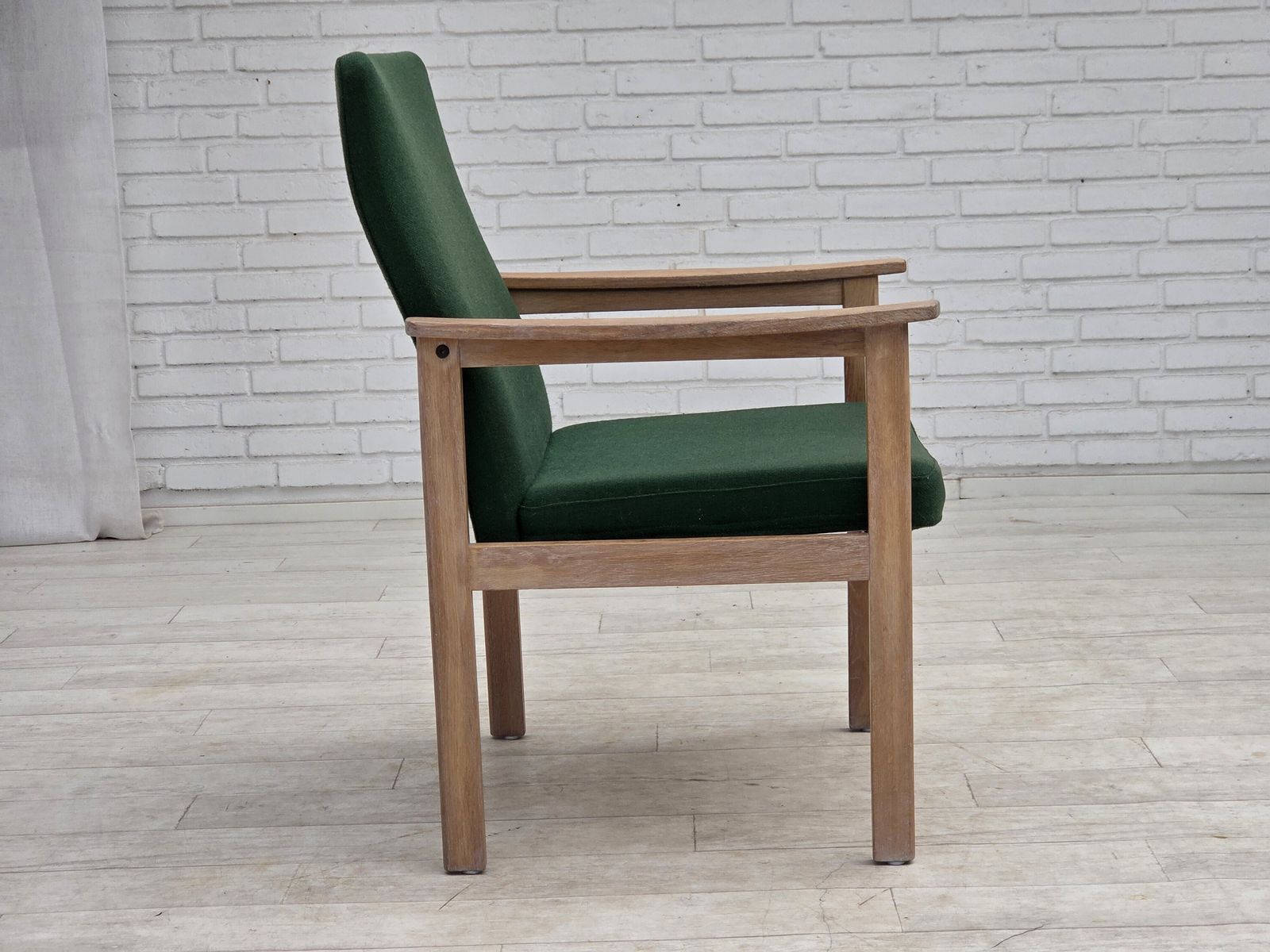 photo furniture Ca. jaren 1980, Deense fauteuil van Høng Stole, groen meubelwol, eikenhout.