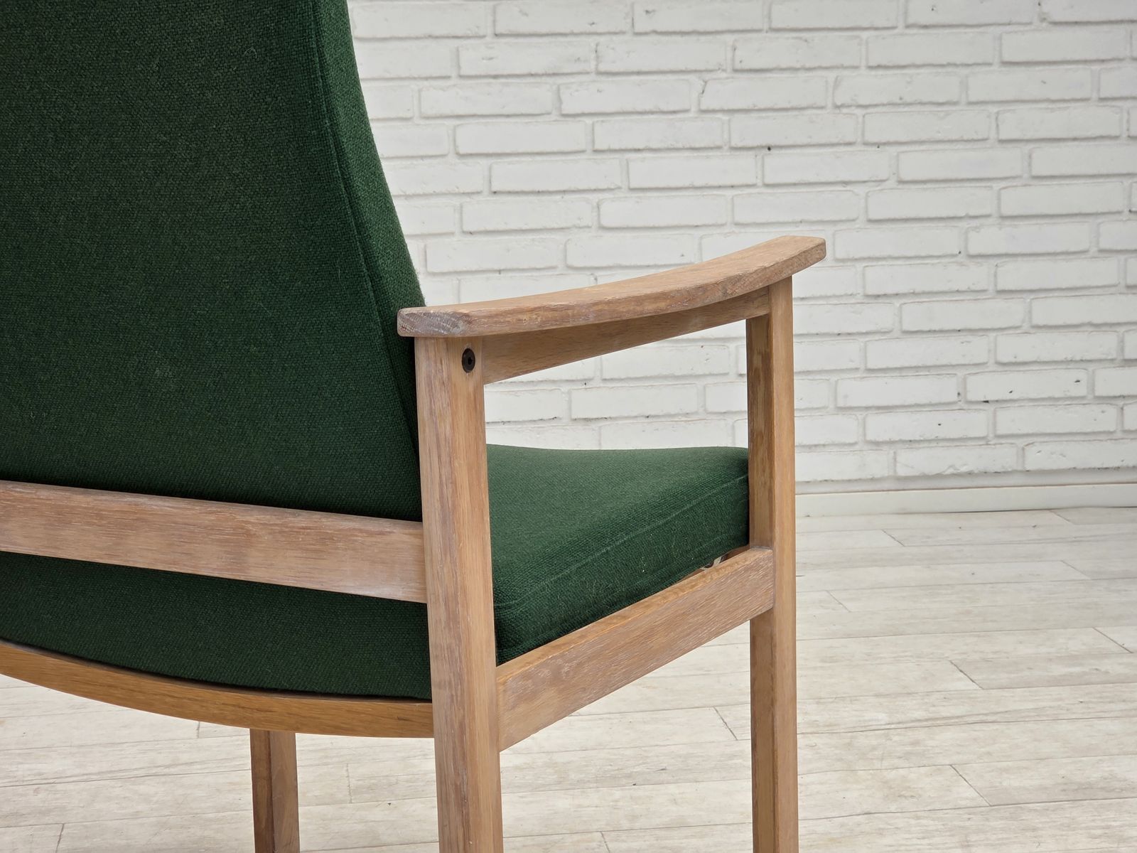 550.0 Ca. jaren 1980, Deense fauteuil van Høng Stole, groen meubelwol, eikenhout. photo