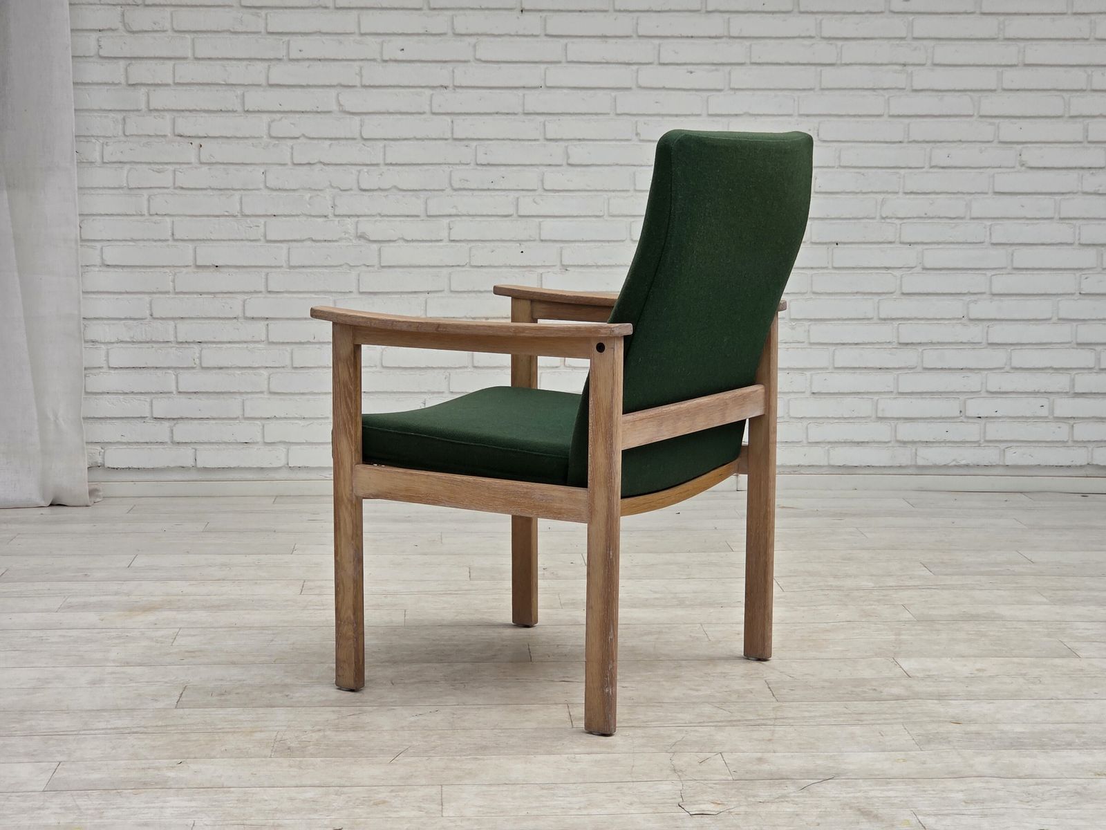 photo vinterior Ca. jaren 1980, Deense fauteuil van Høng Stole, groen meubelwol, eikenhout.