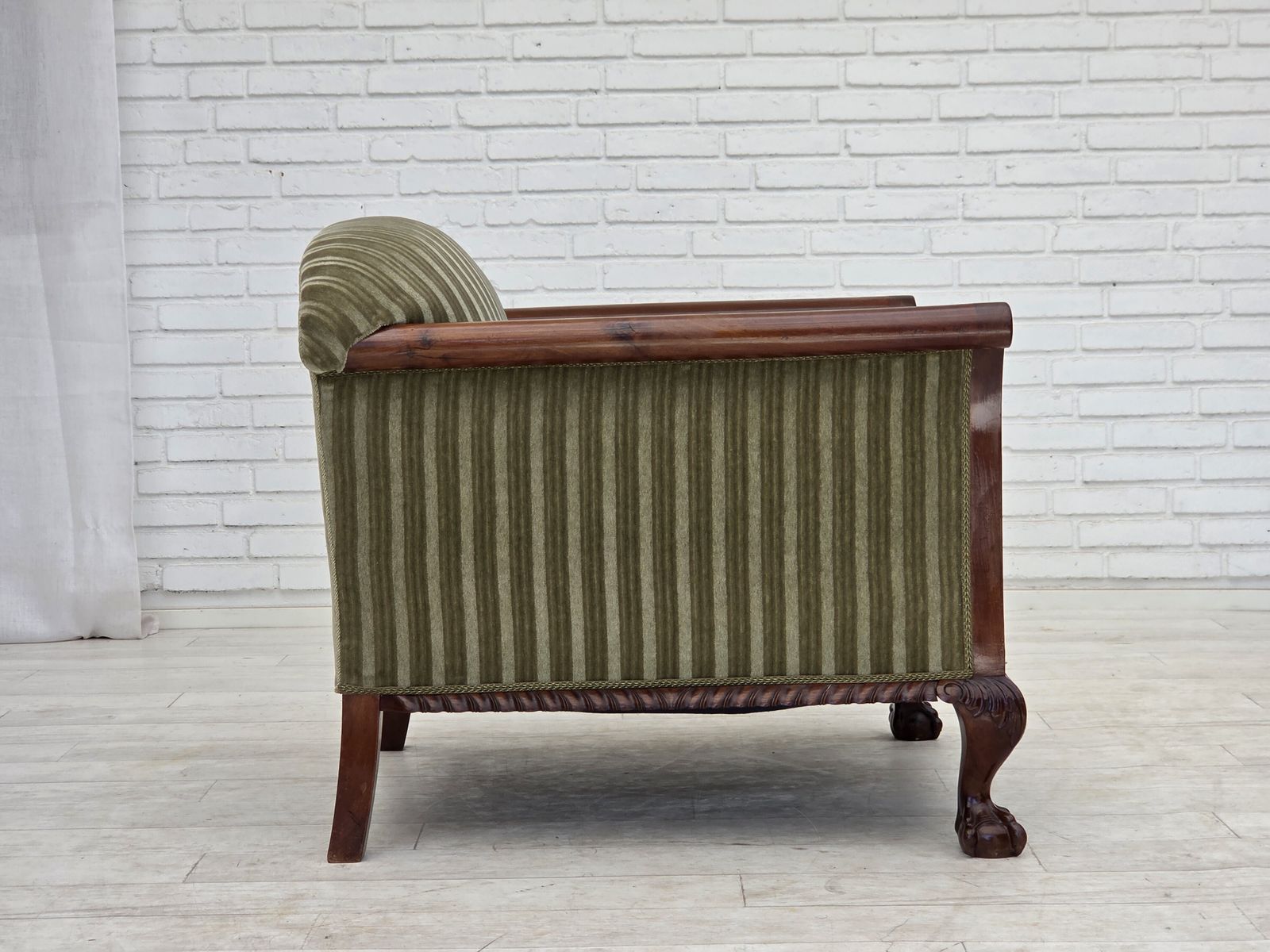 photo furniture Ca. jaren 1950, Deense fauteuil, meubelvelours, teakhout.