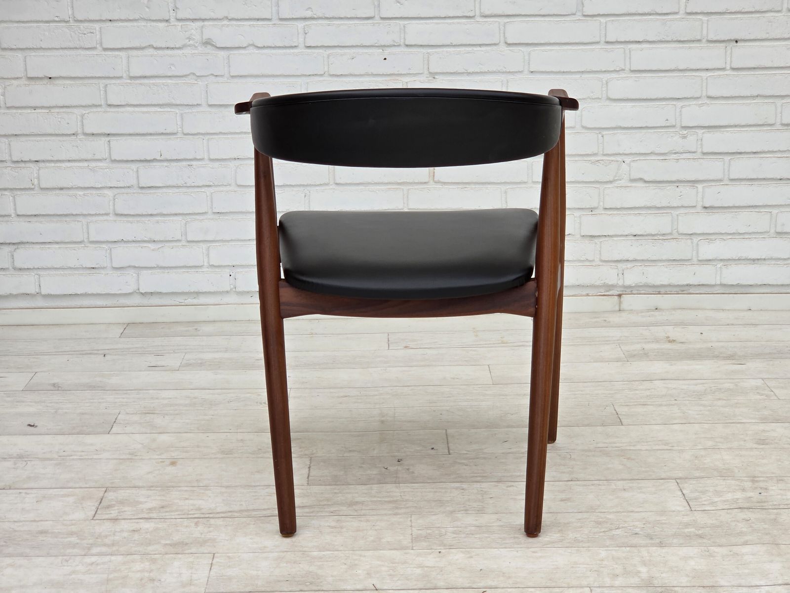 Meubels Ca. jaren 1960, Deense fauteuil. Teakhout, zwart kunstleer. photo