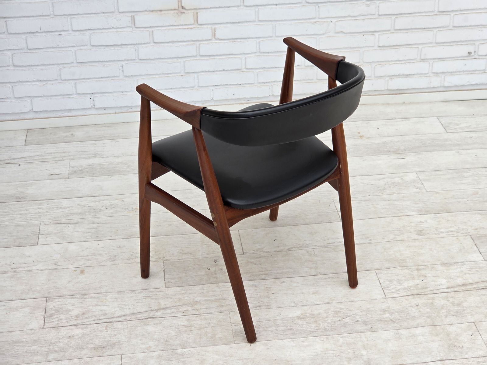 photo vinterior Ca. jaren 1960, Deense fauteuil. Teakhout, zwart kunstleer.