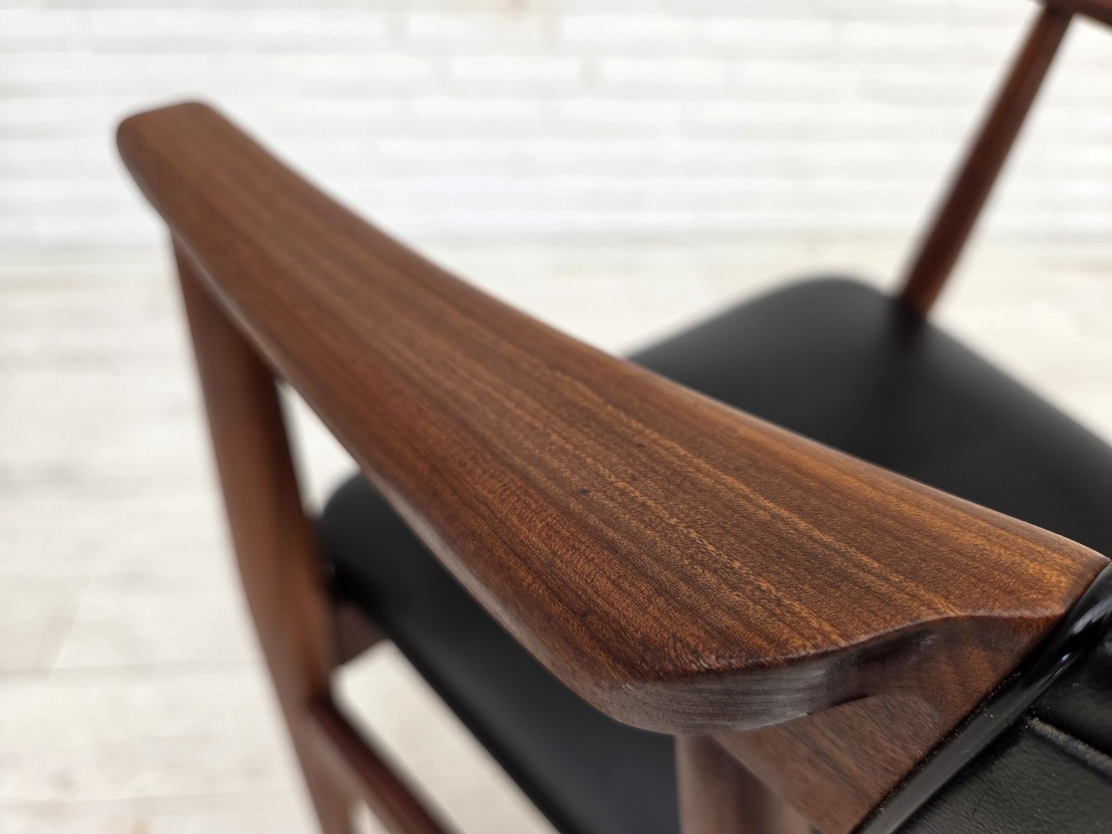photo buy Ca. jaren 1960, Deense fauteuil. Teakhout, zwart kunstleer.