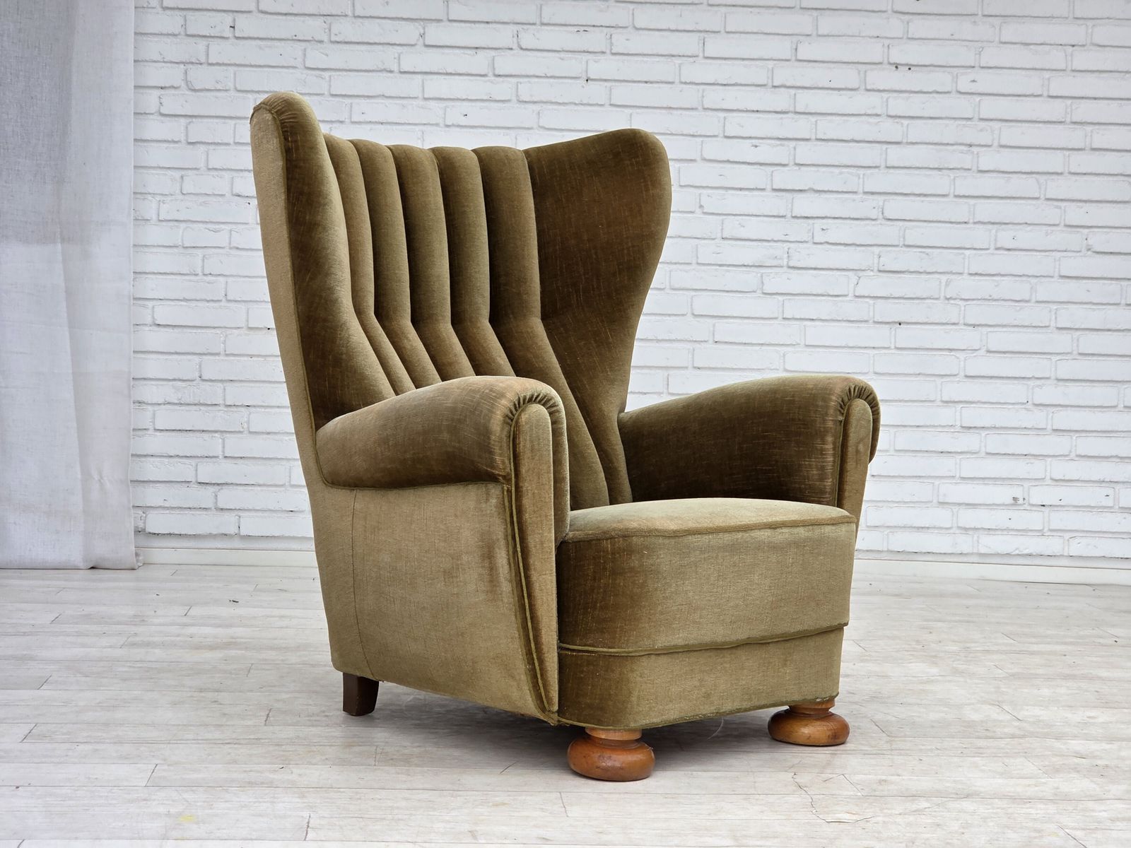 Ca. jaren 1960, Deense fauteuil met hoge rug, groen meubelvelours. photo furniture