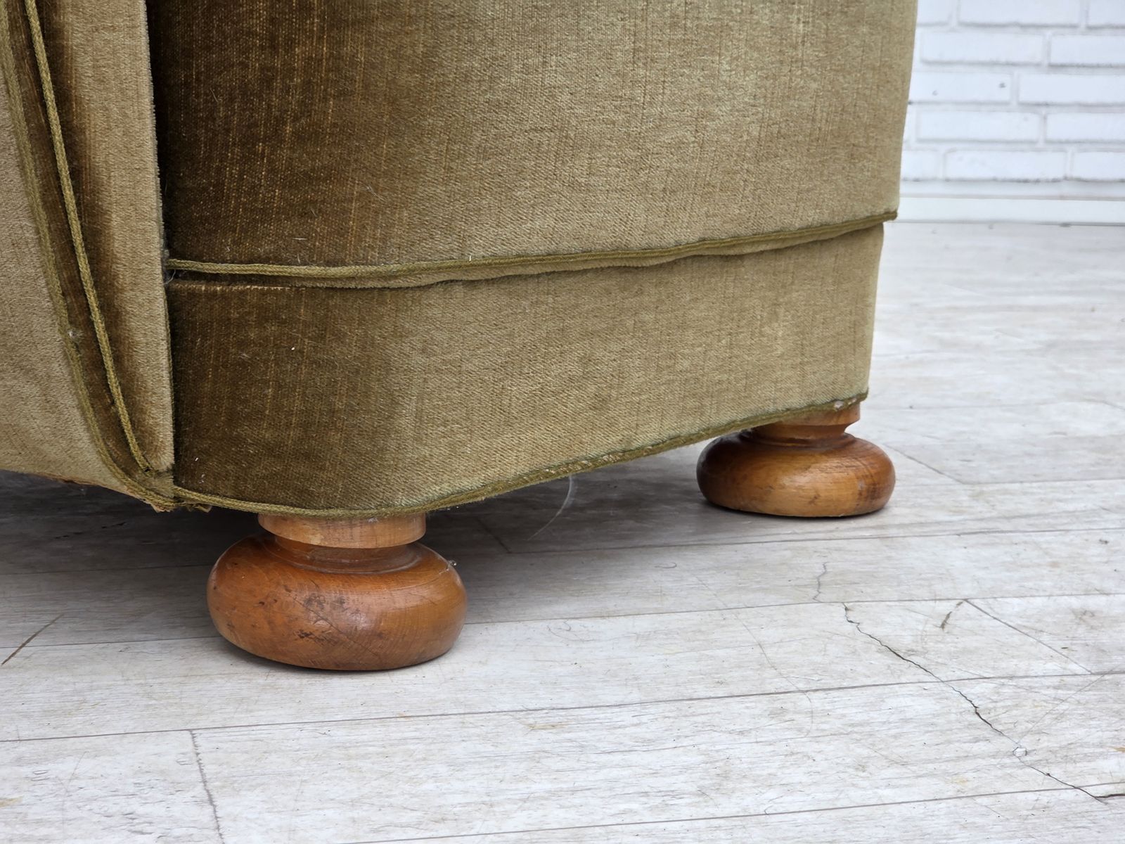 Ca. jaren 1960, Deense fauteuil met hoge rug, groen meubelvelours. photo for sale