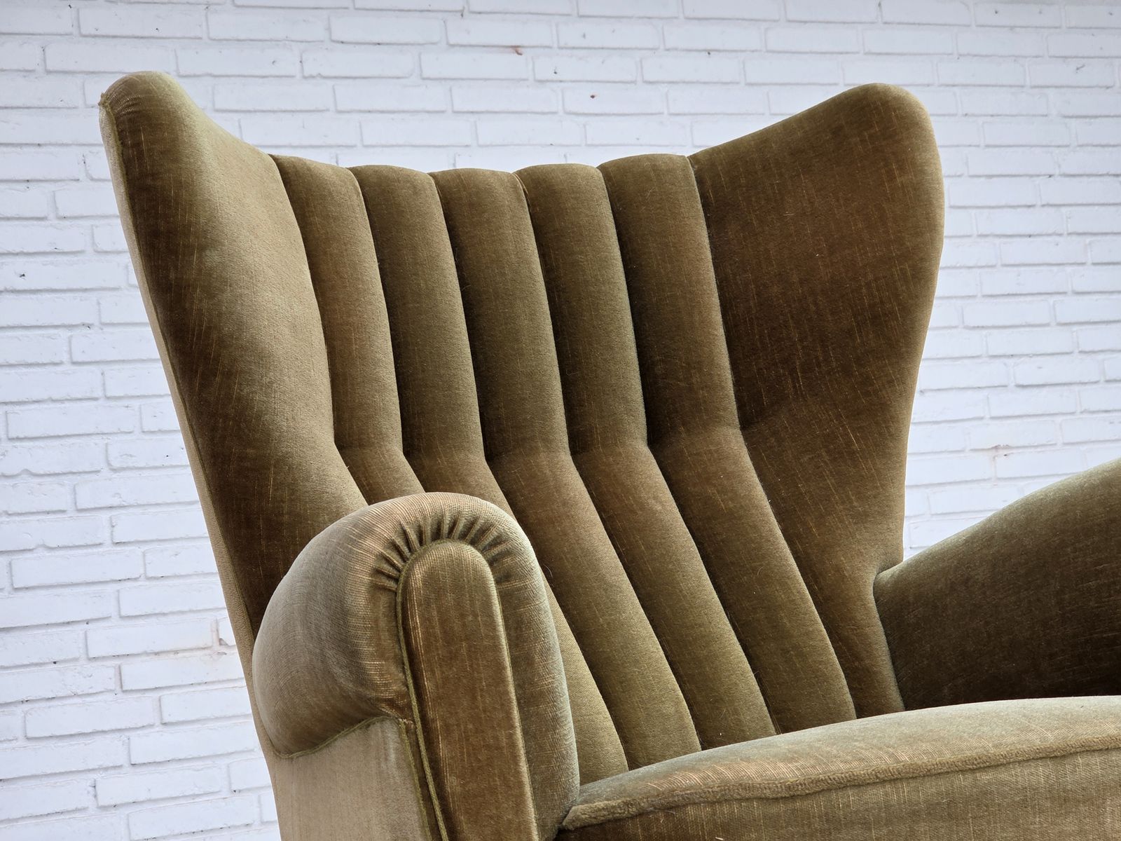Ca. jaren 1960, Deense fauteuil met hoge rug, groen meubelvelours. photo buy
