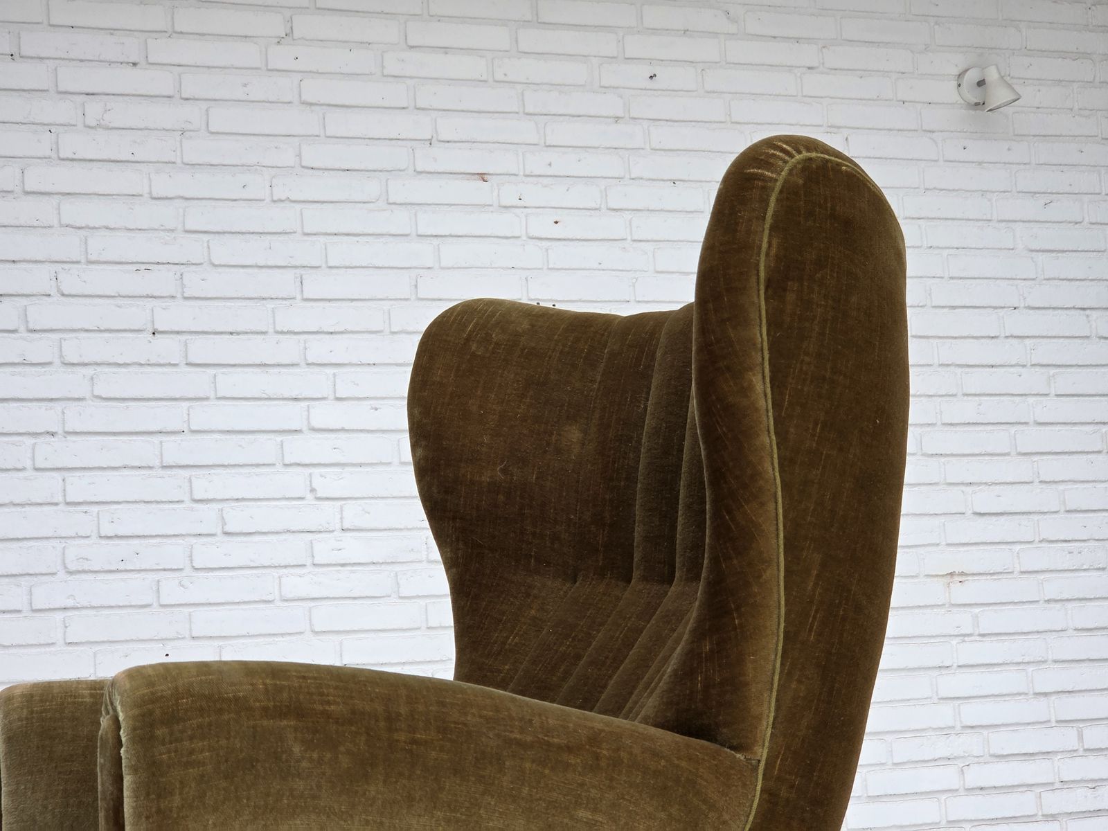 Meubels Ca. jaren 1960, Deense fauteuil met hoge rug, groen meubelvelours. photo