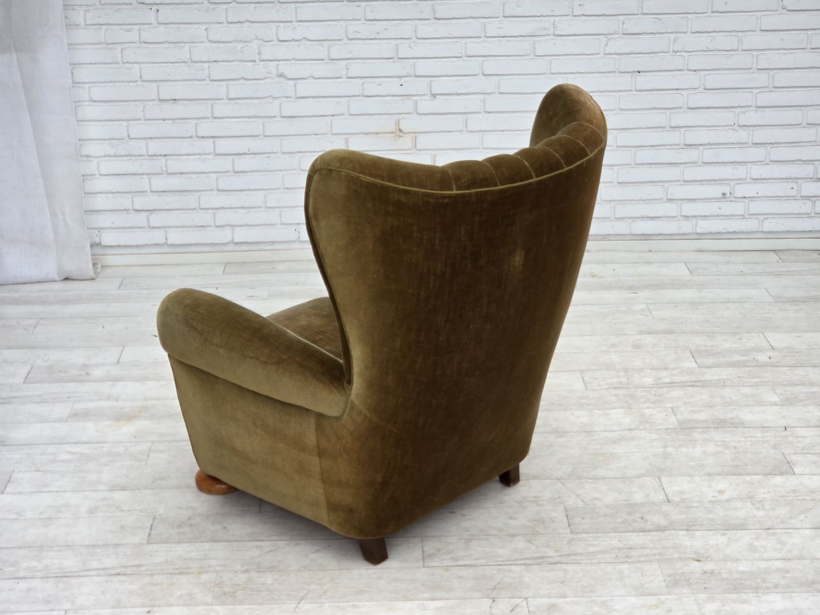 1790.0 Ca. jaren 1960, Deense fauteuil met hoge rug, groen meubelvelours. photo