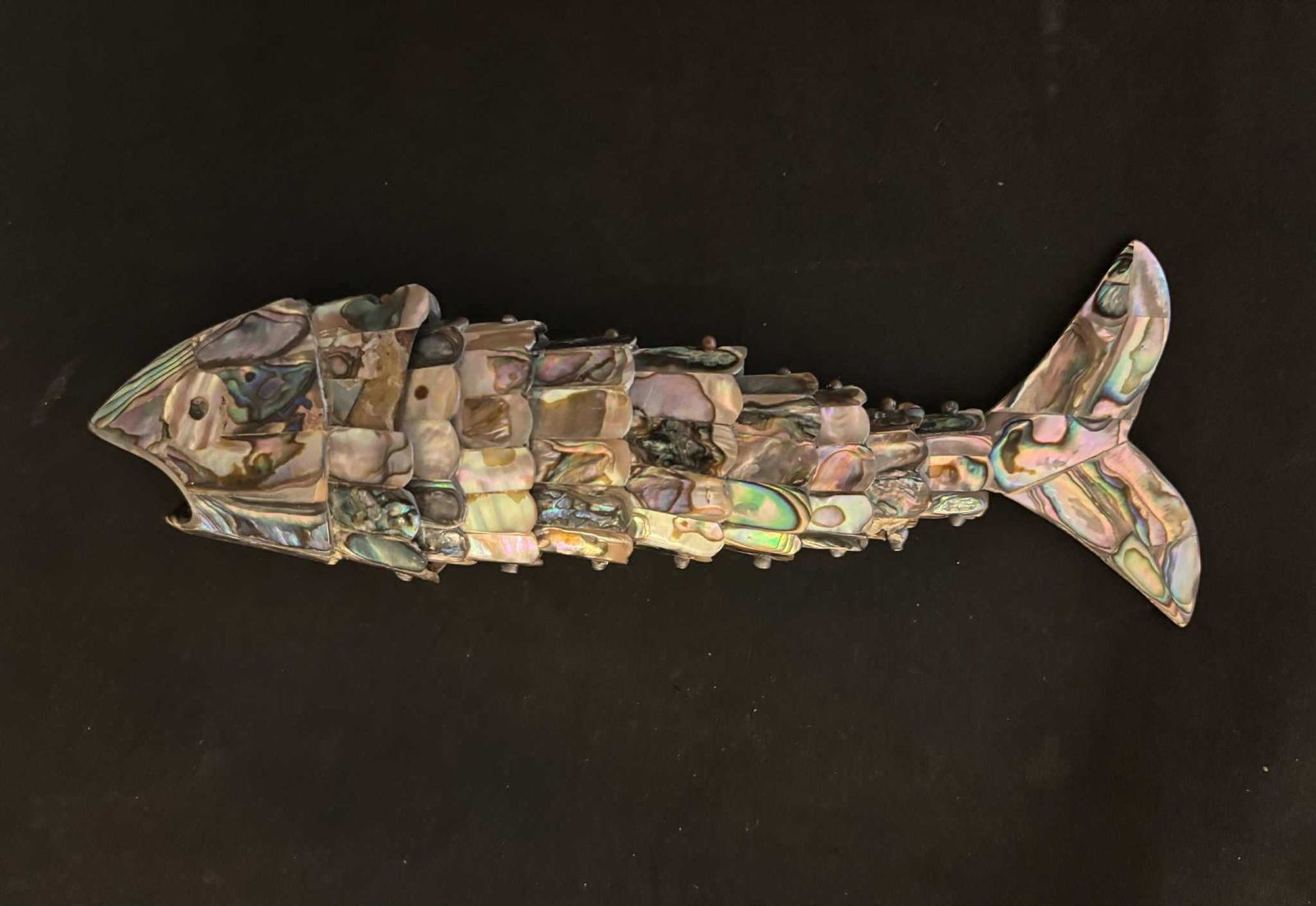 photo for sale Flessenopener in de vorm van een gelede vis – Mexicaans parelmoer (abalone) – vintage barware, mid-century, ca. jaren 1950