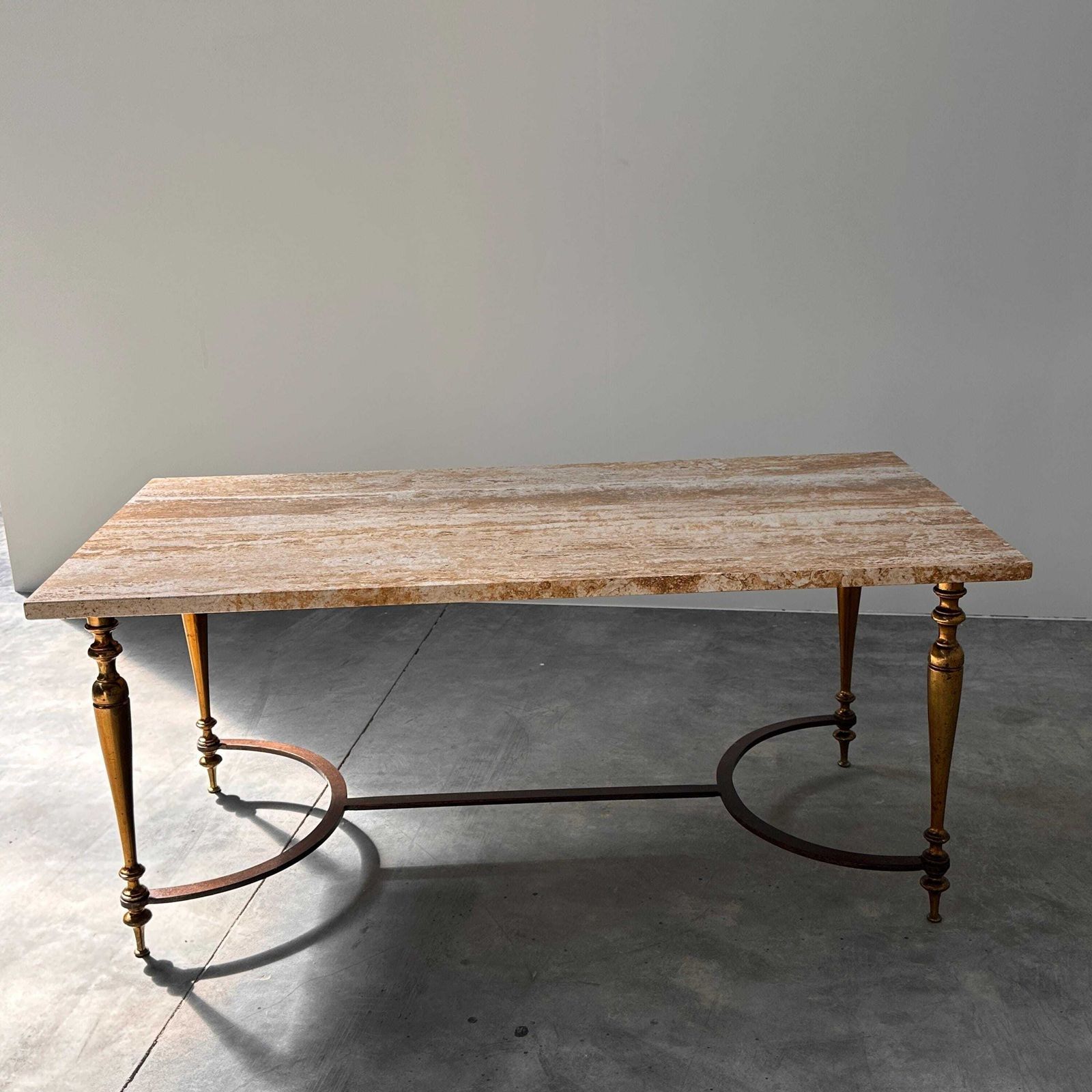 photo for sale Elegante travertijnen salontafel met messing onderstel, jaren 1970