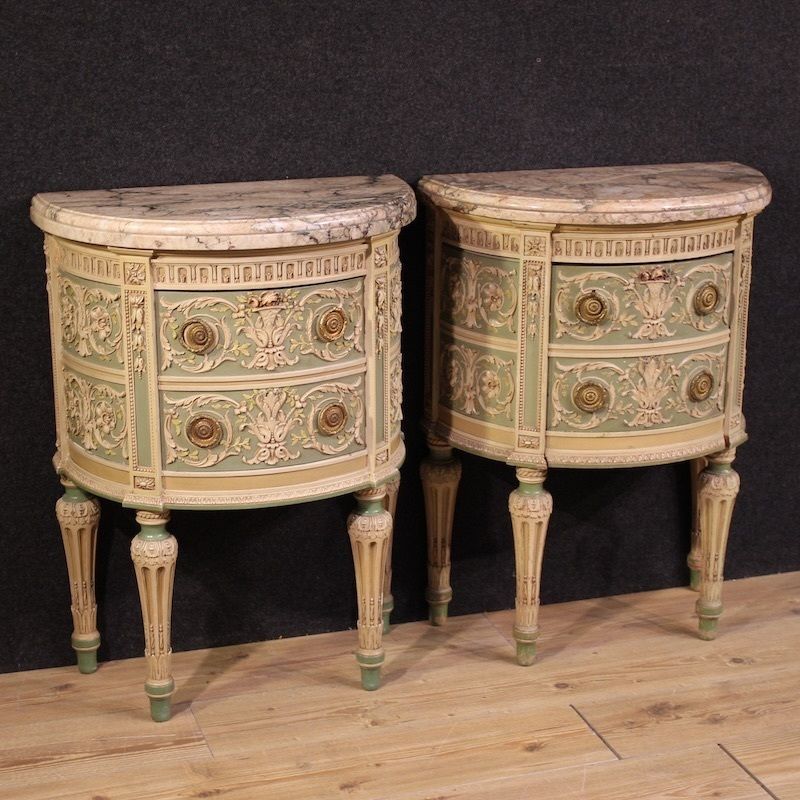 Paire de tables de chevet italiennes laquées de style Bonzanigo, Louis XVI