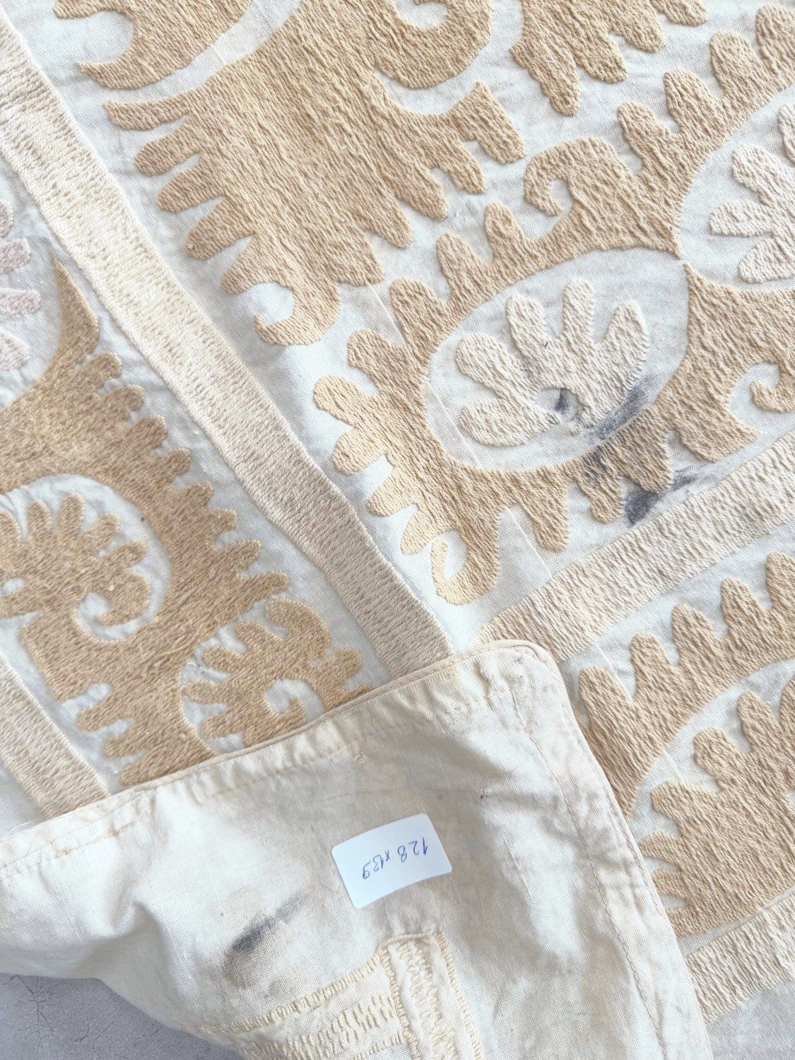photo furniture Handgemaakte Bukhara Suzani Textiel Wanddecoratie 128 x 139 cm