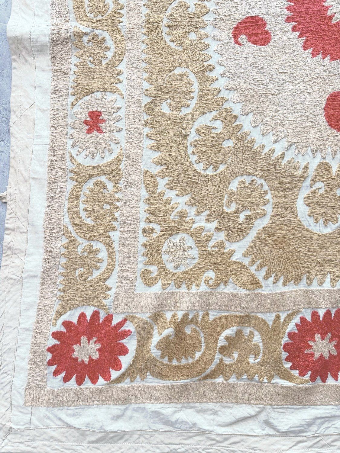 Vintage geborduurd neutraalbeige suzani uit Azië 130 x 153 cm photo for sale