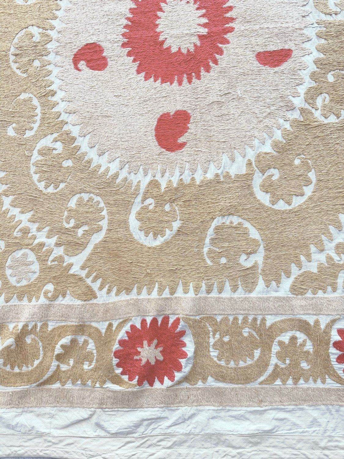 Suzani vintage brodé, tons neutres beige, Asie, 130 x 153 cm photo Textiles