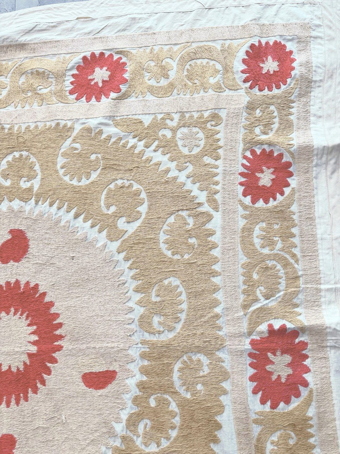 Suzani vintage brodé, tons neutres beige, Asie, 130 x 153 cm photo vinterior