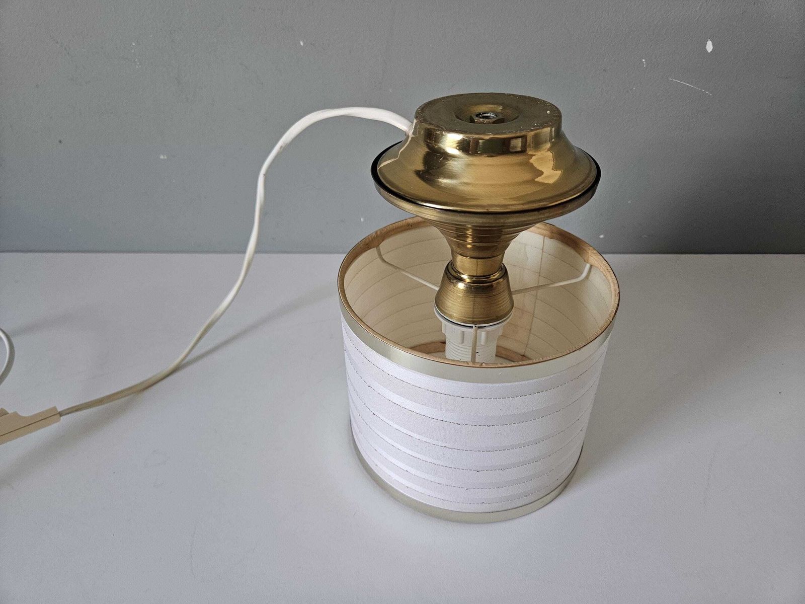 photo furniture Set van 2 vintage messing tafellampen – Mid-Century nachtkastlampen – witte stoffen kappen