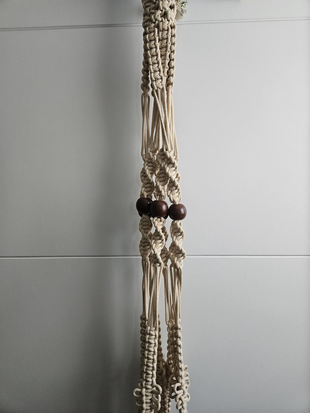 Vintage macramé plantenhanger: 180 cm boho touwhouder met houten kralen, mid-century stijl photo furniture