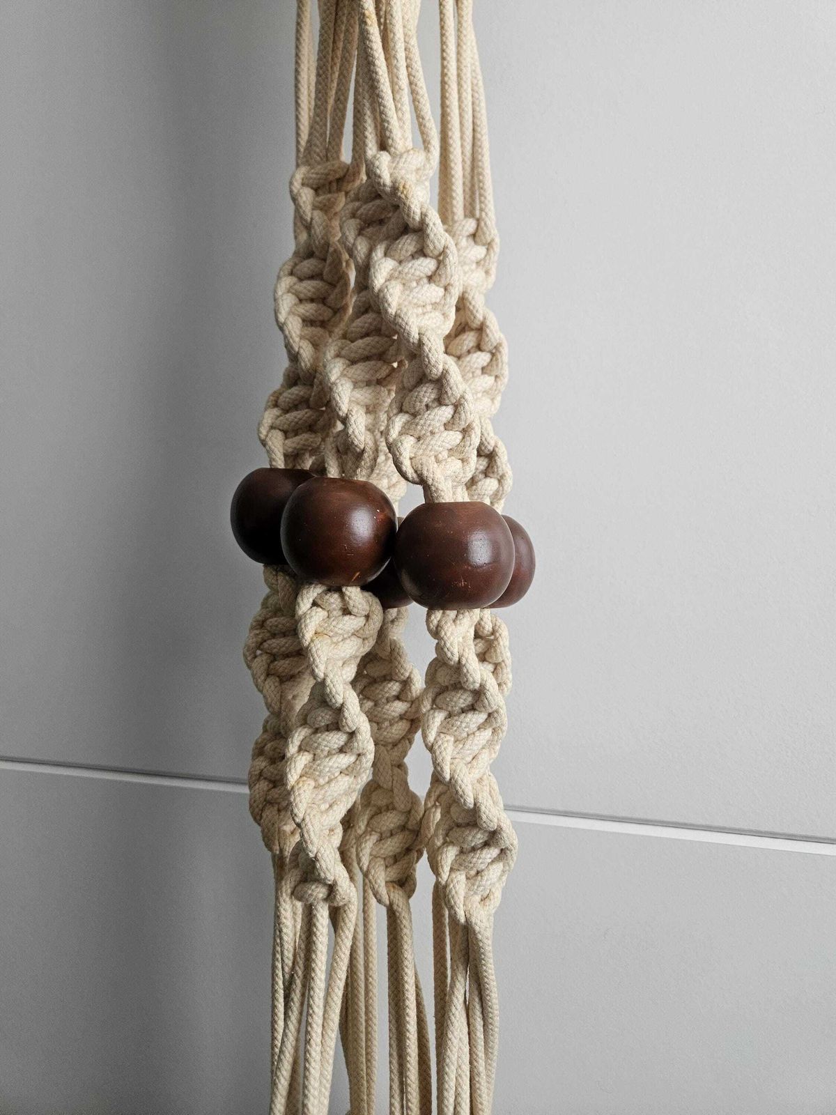 photo for sale Vintage macramé plantenhanger: 180 cm boho touwhouder met houten kralen, mid-century stijl