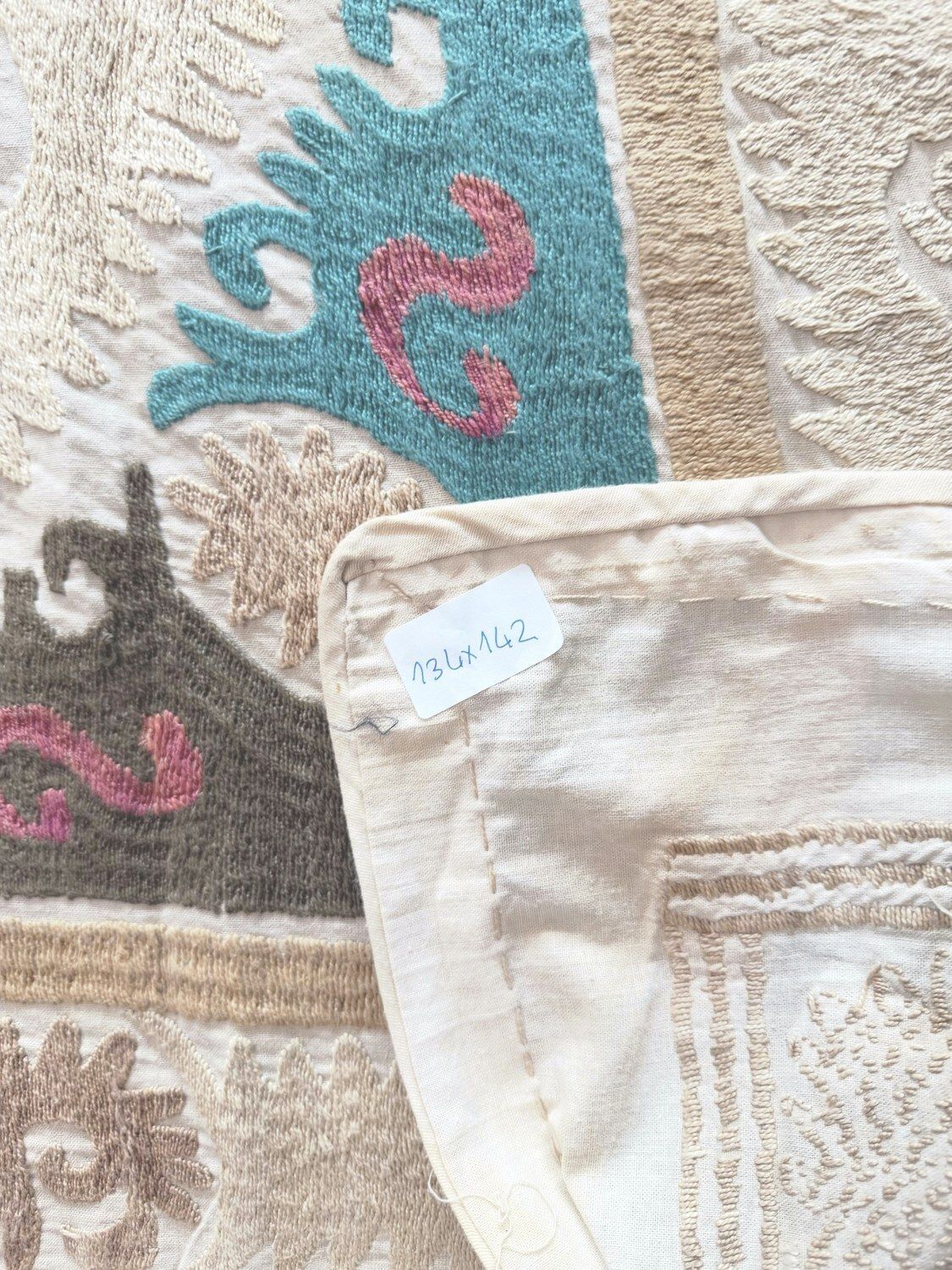 photo furniture Boho Neutraal Beige Suzani uit Centraal-Azië 134 x 142 cm