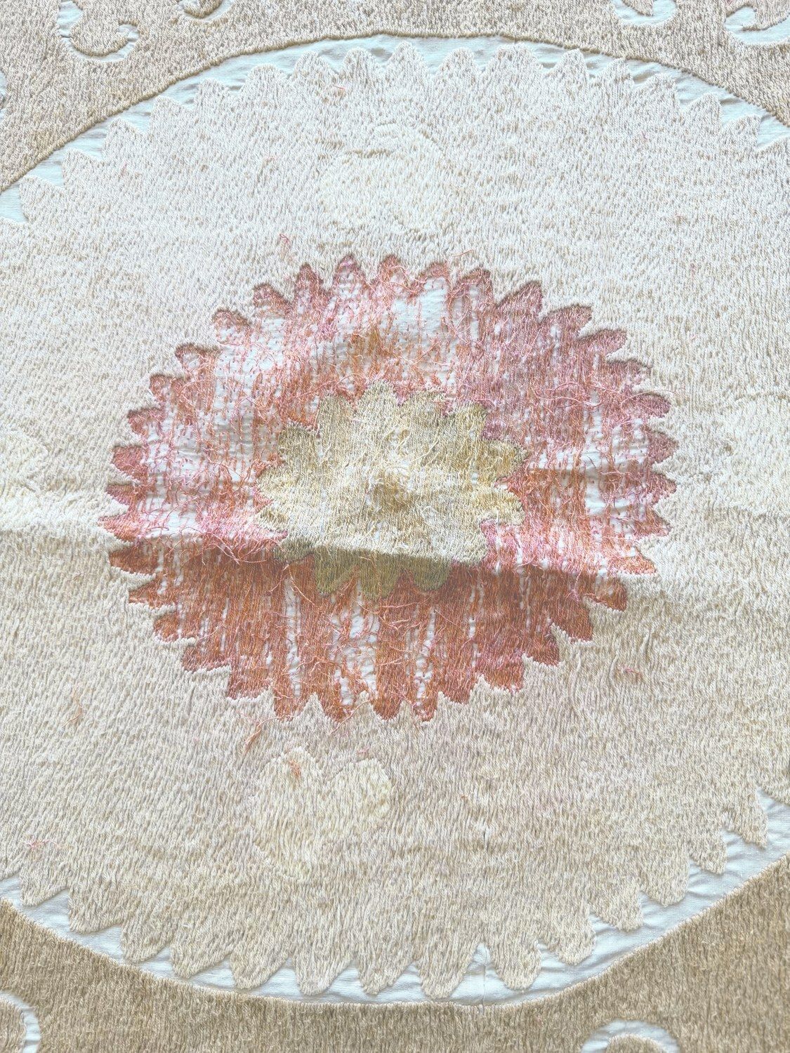 Neutrale Beige Samarkand Suzani Textiel Wanddecoratie 134 x 153 cm photo furniture