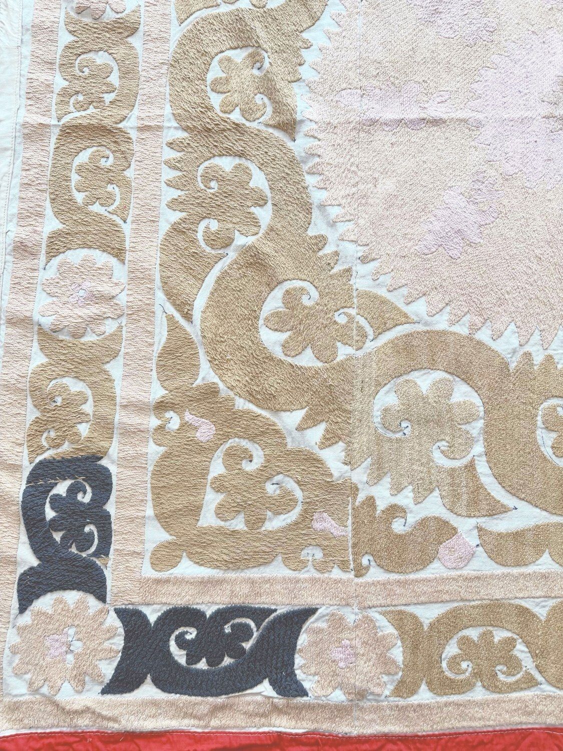 Suzani Tafelkleed, Neutraal Beige Oezbeeks Tafelkleed 135 x 137 cm photo Textiel