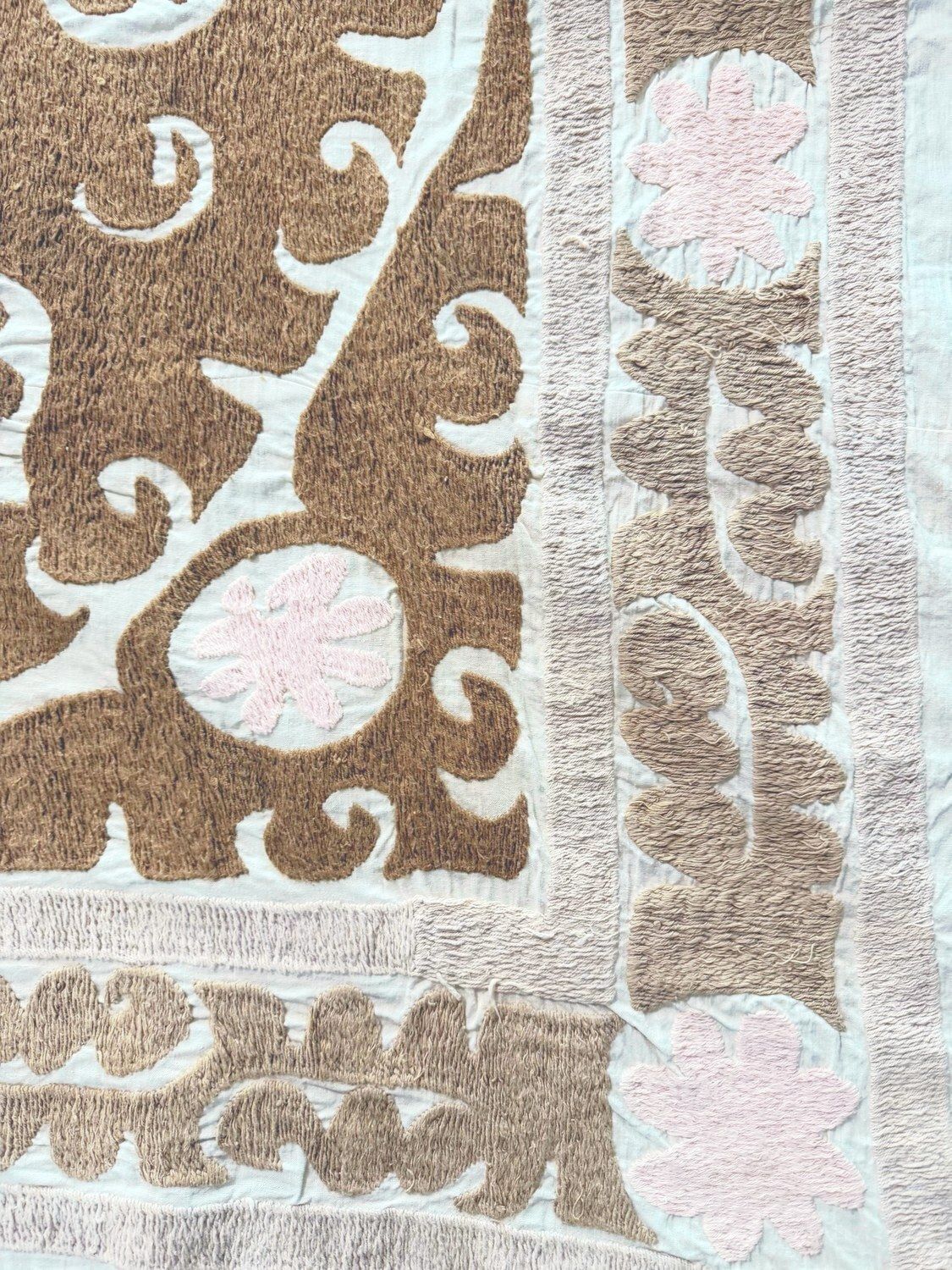 Suzani décoratif beige neutre d'Ouzbékistan - 136 x 155 cm photo Textiles