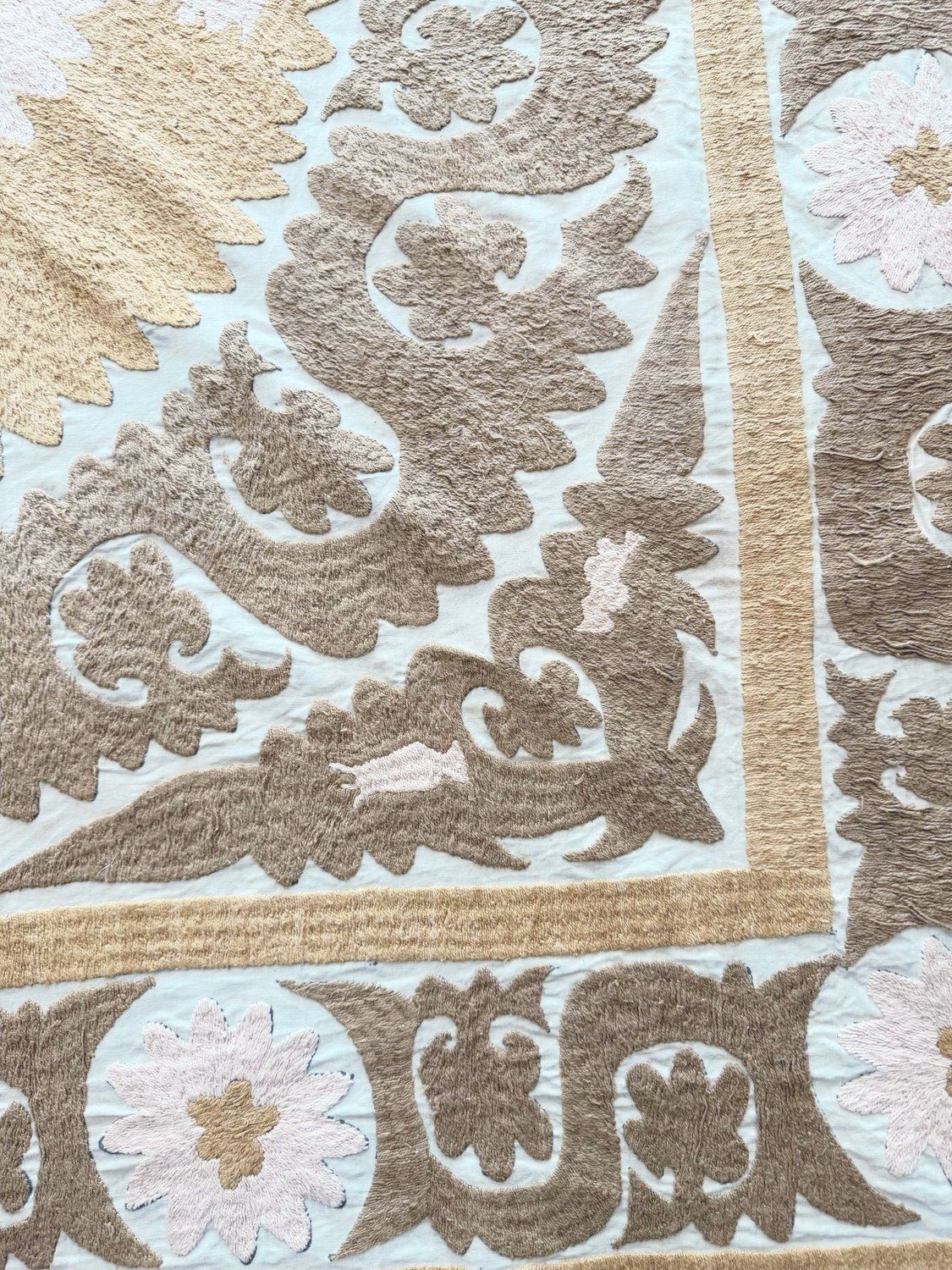 Suzani brodé mural, nappe ouzbèke ton neutre beige, 136 x 158 cm photo for sale