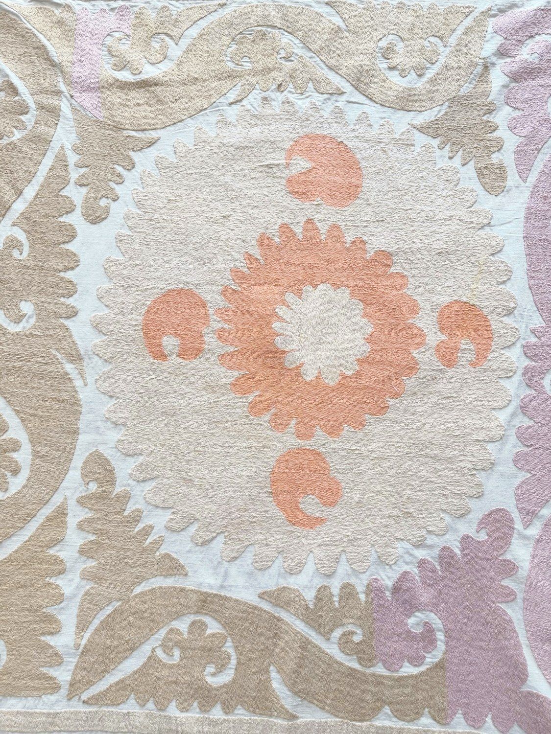 Suzani wandtapijt, neutraal beige, Oezbeeks borduurwerk, 138 x 142 cm photo furniture