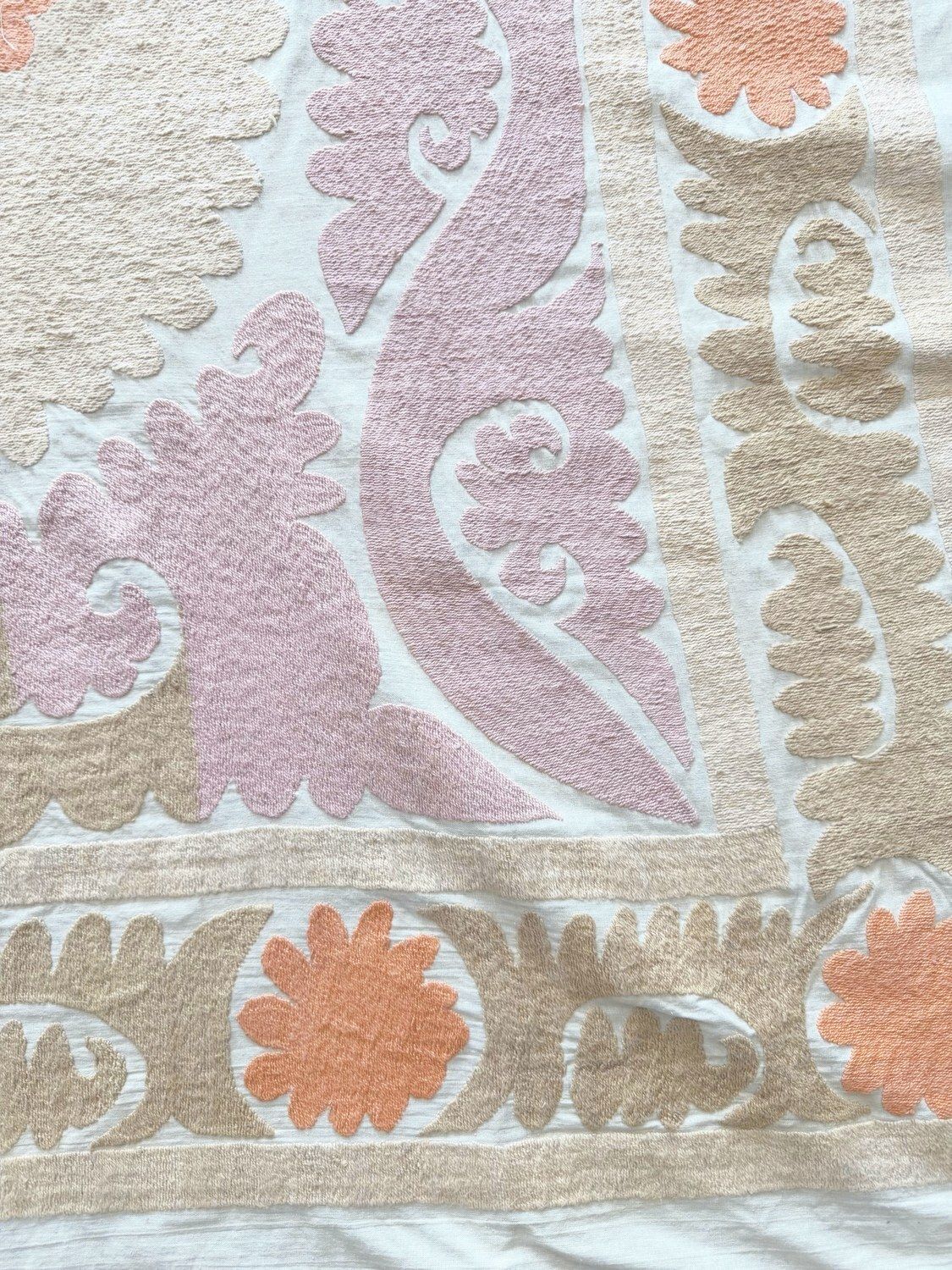 Suzani mural, broderie d'Ouzbékistan, beige neutre, 138 x 142 cm photo for sale