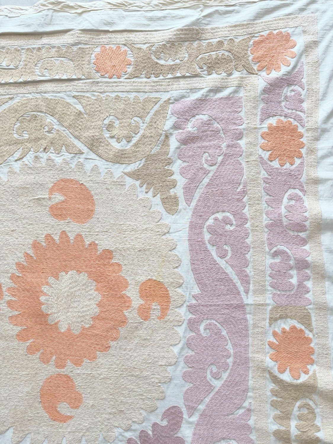 Suzani wandtapijt, neutraal beige, Oezbeeks borduurwerk, 138 x 142 cm photo Textiel