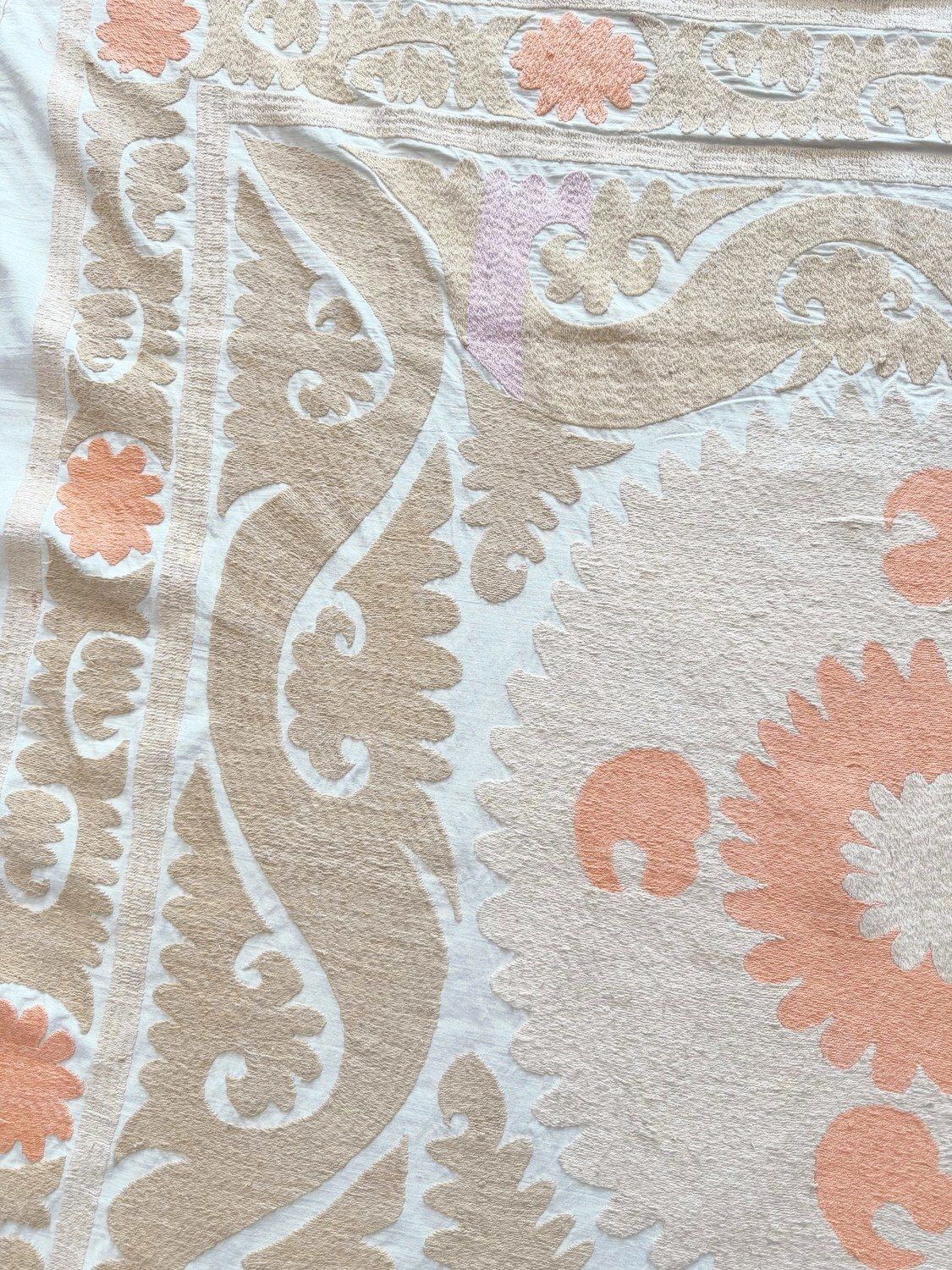 Suzani wandtapijt, neutraal beige, Oezbeeks borduurwerk, 138 x 142 cm photo 277.0