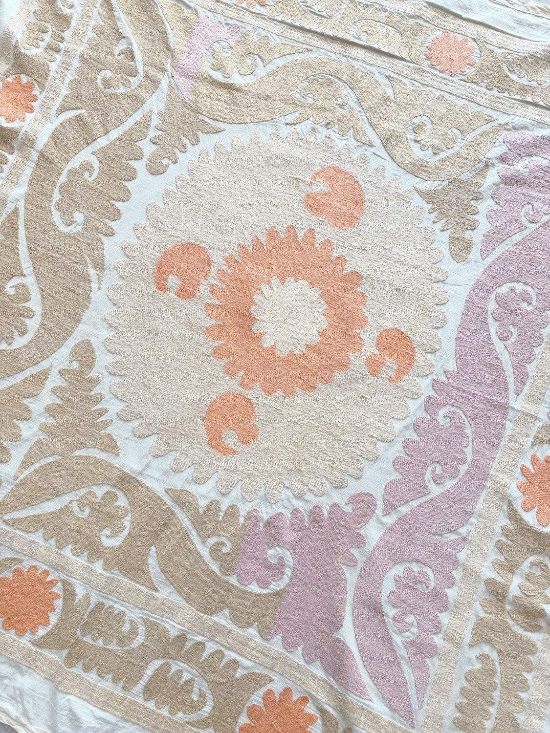 Suzani mural, broderie d'Ouzbékistan, beige neutre, 138 x 142 cm photo vinterior