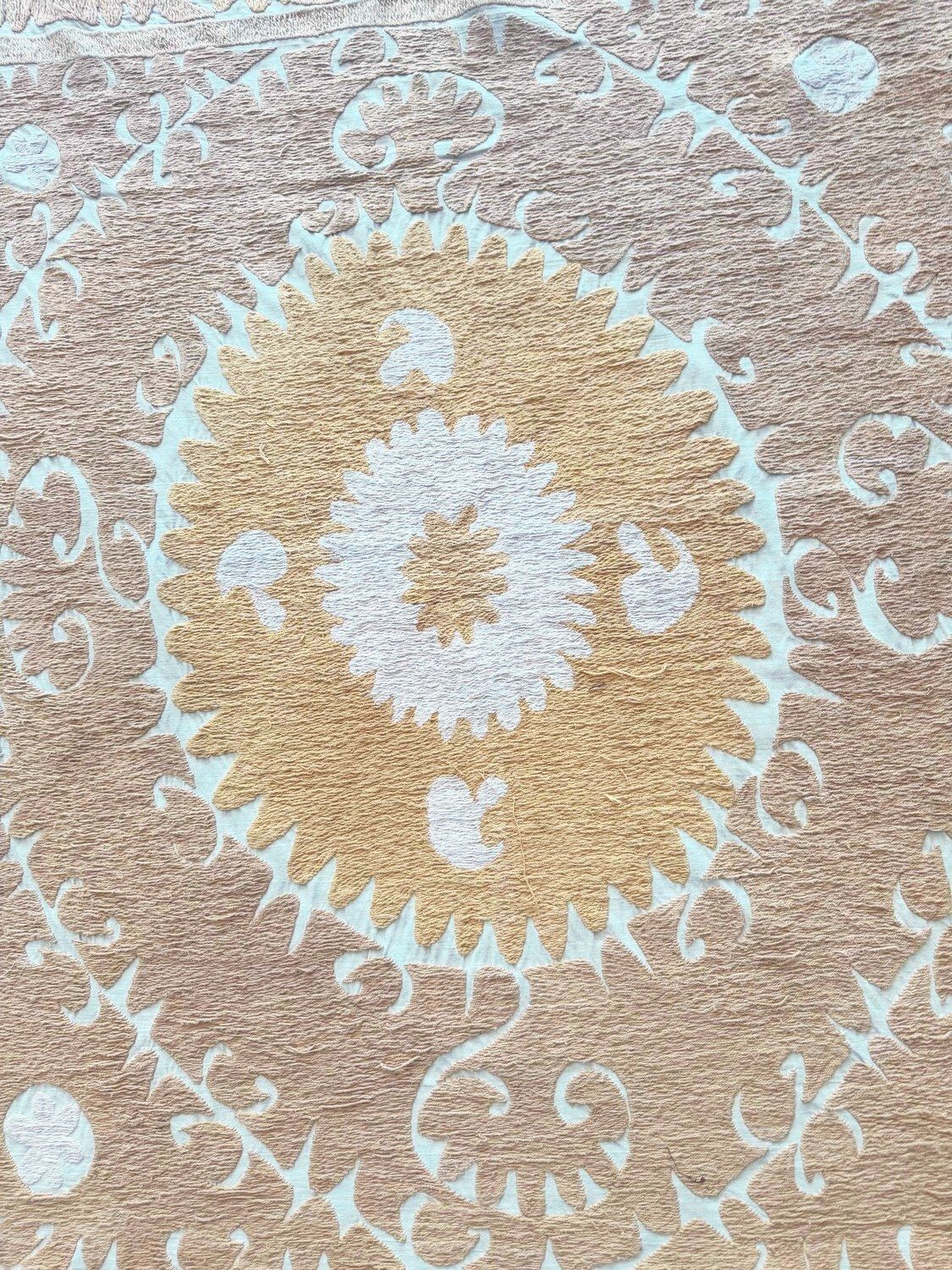 Uzbeks Suzani Textiel Wanddecoratie 139 x 144 cm, jaren 1970 photo furniture