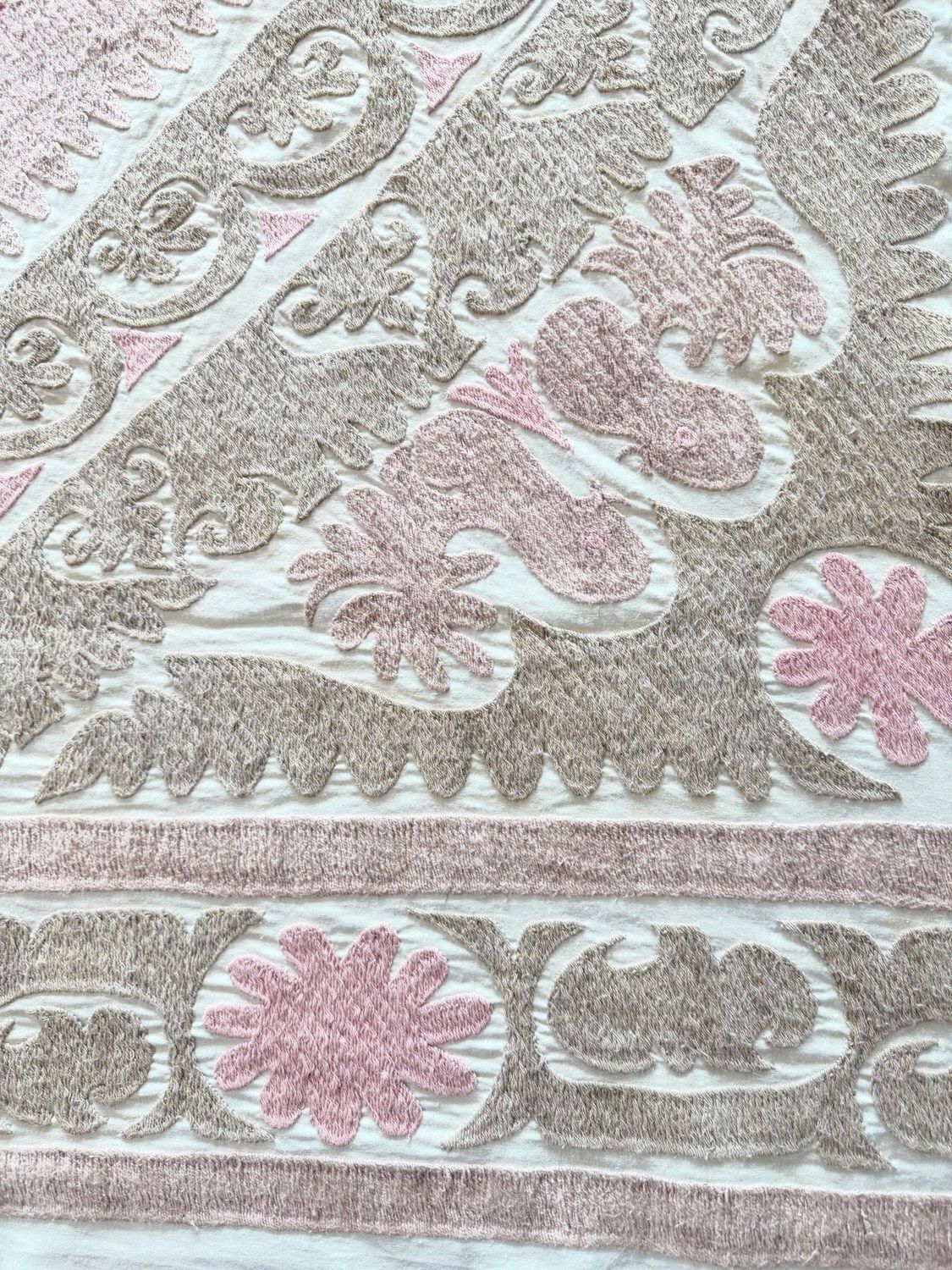 Suzani murale, nappe ouzbèke ton neutre beige, 140 x 147 cm photo for sale