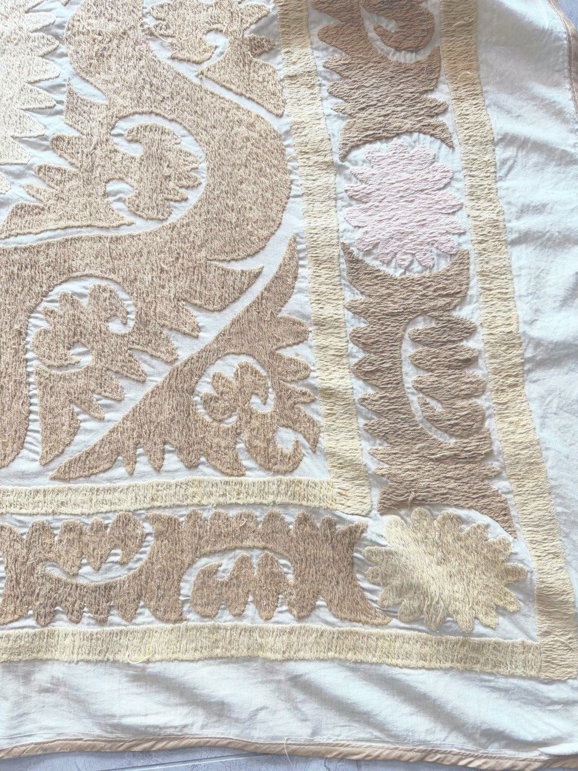 Suzani wandkleed jaren 1970 140 x 156 cm photo Textiel