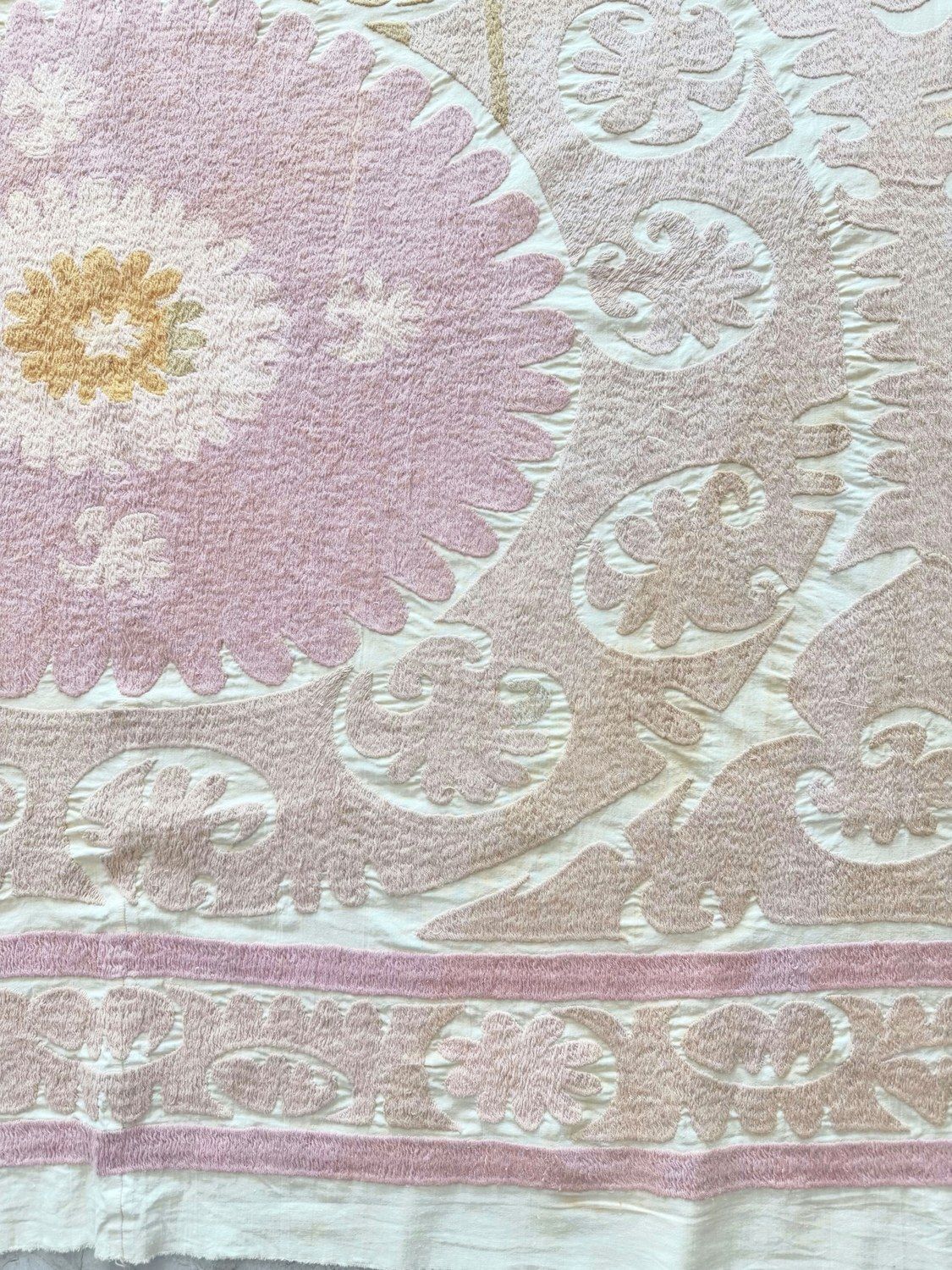 Decoratieve neutrale beige Suzani tribaal textiel 141 x 168 cm photo Textiel