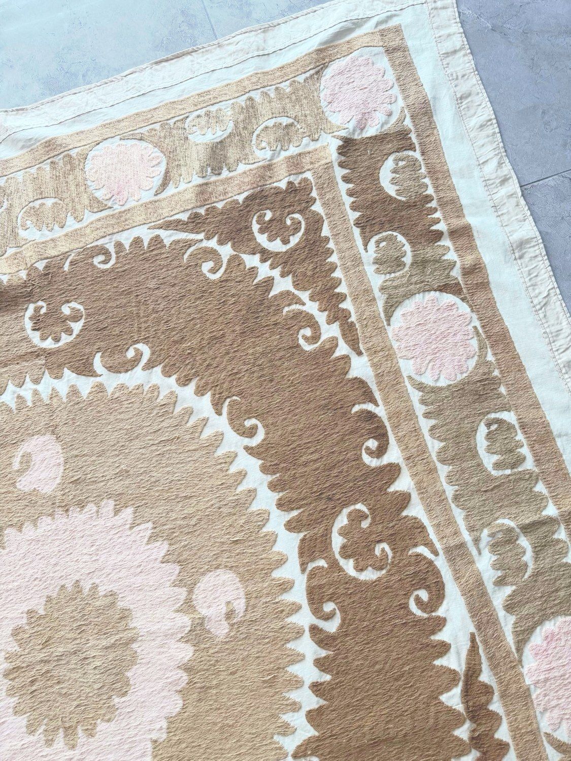 Suzani vintage décoratif, tons neutres beige, Ouzbékistan, 145 x 150 cm photo vinterior
