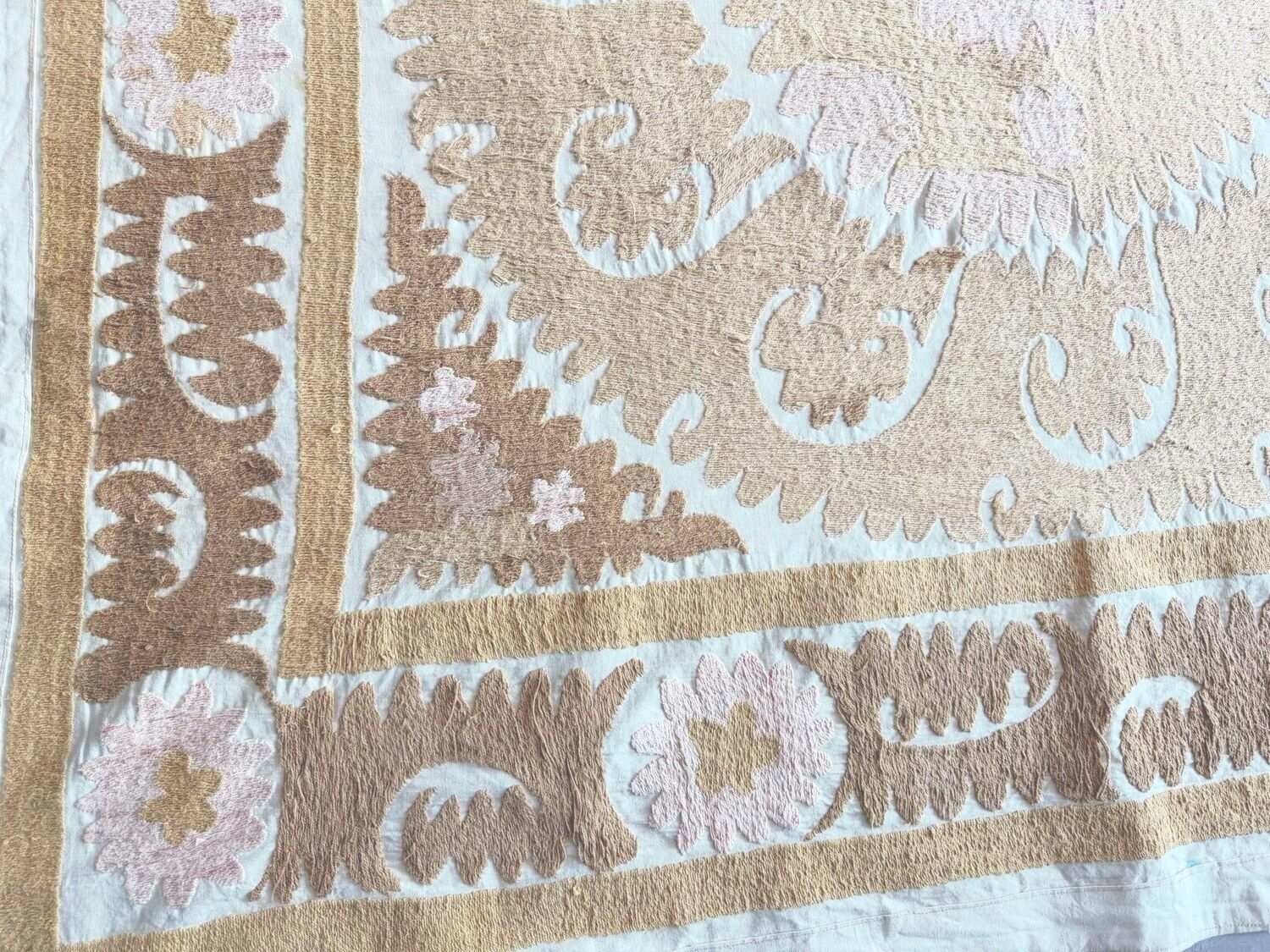 Suzani uit Bukhara, jaren 1970, neutraal beige - 145 x 150 cm photo Textiel