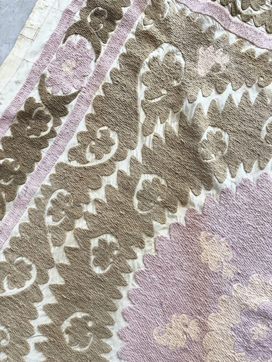 Met de hand geborduurd suzani wanddecoratie in neutrale beige tinten 145 x 159 cm photo 329.0