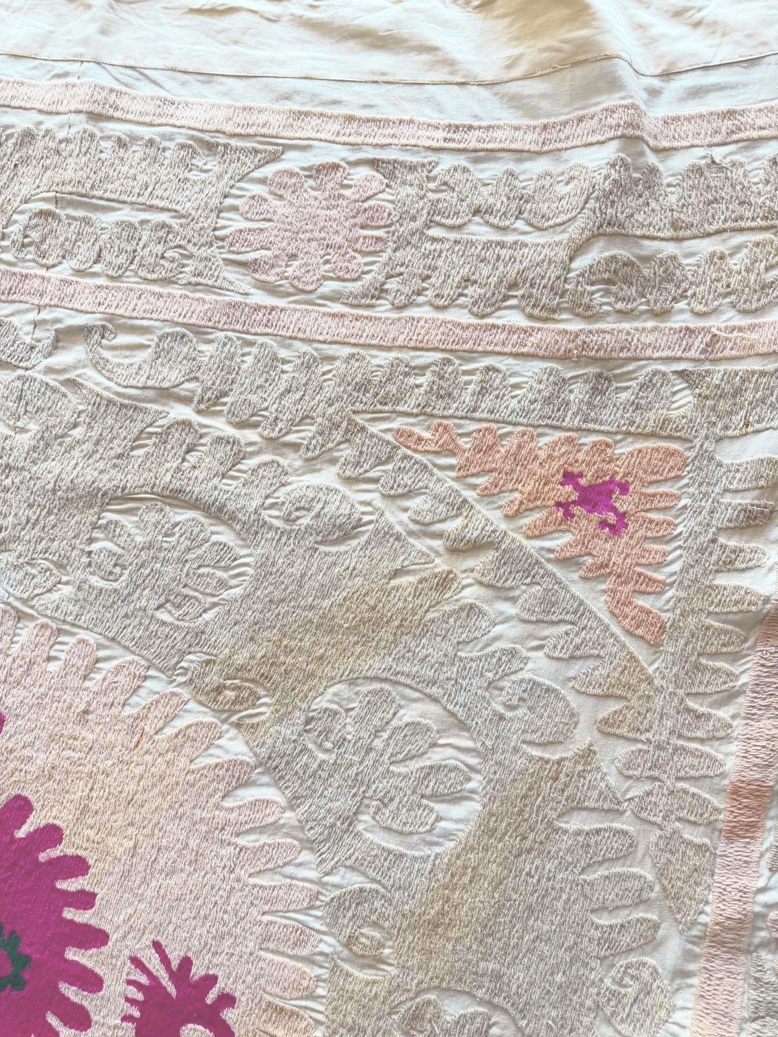 Suzani décoratif mural, broderie milieu du XXe siècle, 150 x 156 cm photo buy