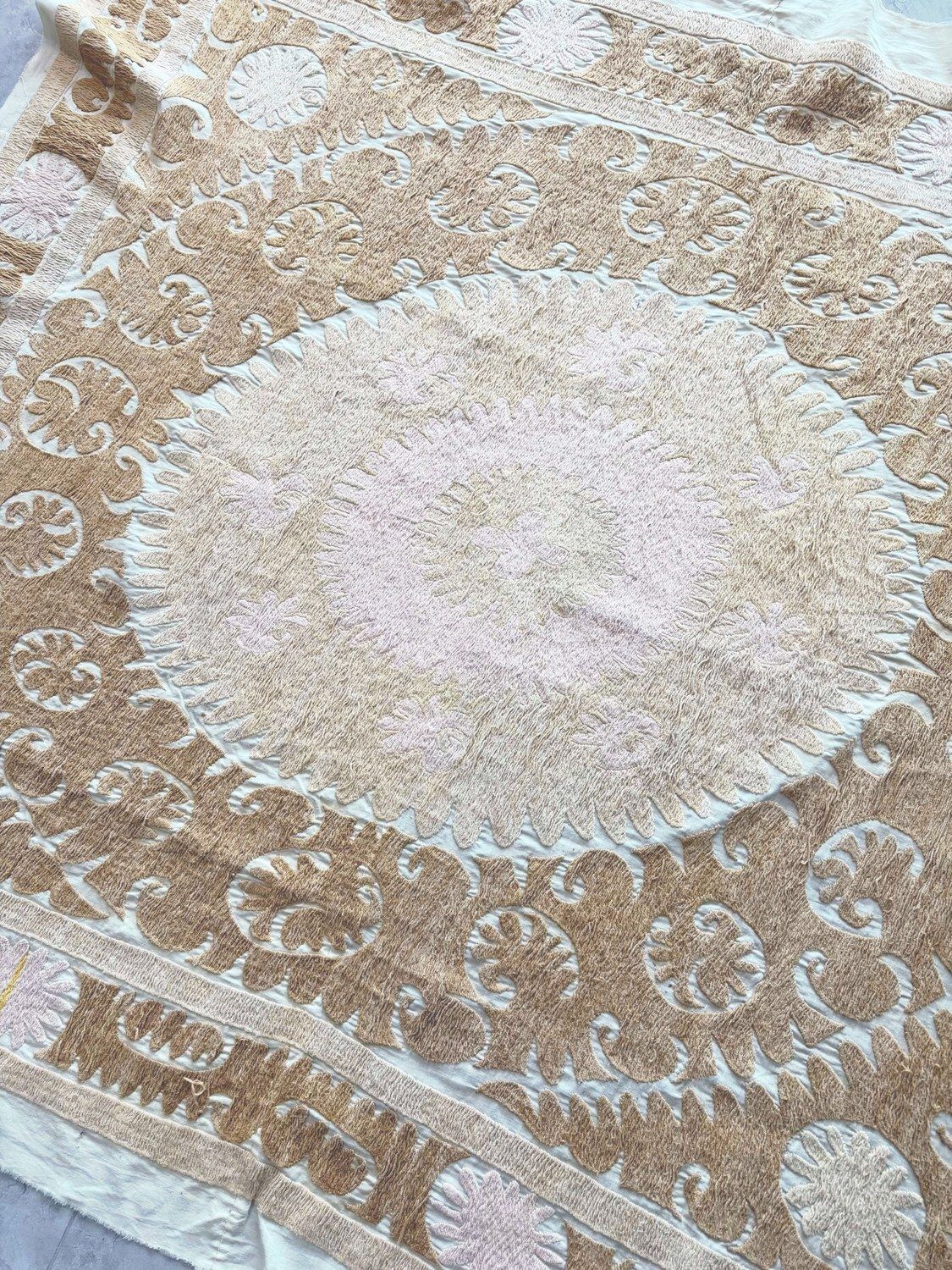 Nappe suzani d'Asie centrale, textile mid-century, 150 x 156 cm photo vintage