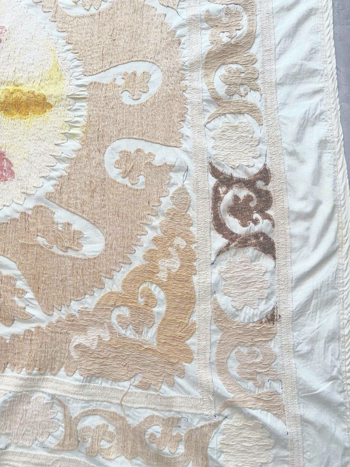 Met de hand geborduurd suzani wandkleed in neutrale beige tinten, 152 x 154 cm photo for sale