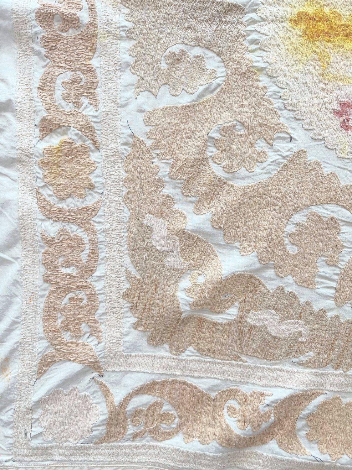 Met de hand geborduurd suzani wandkleed in neutrale beige tinten, 152 x 154 cm photo Textiel