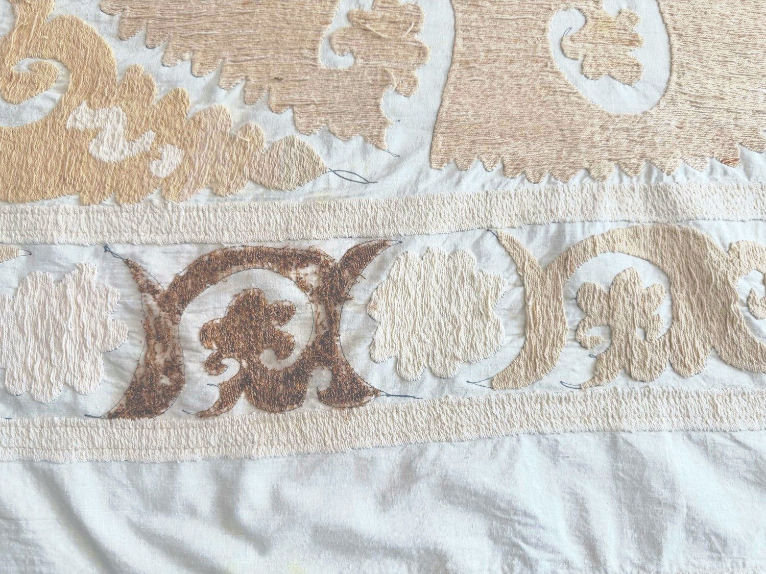 Met de hand geborduurd suzani wandkleed in neutrale beige tinten, 152 x 154 cm photo vintage
